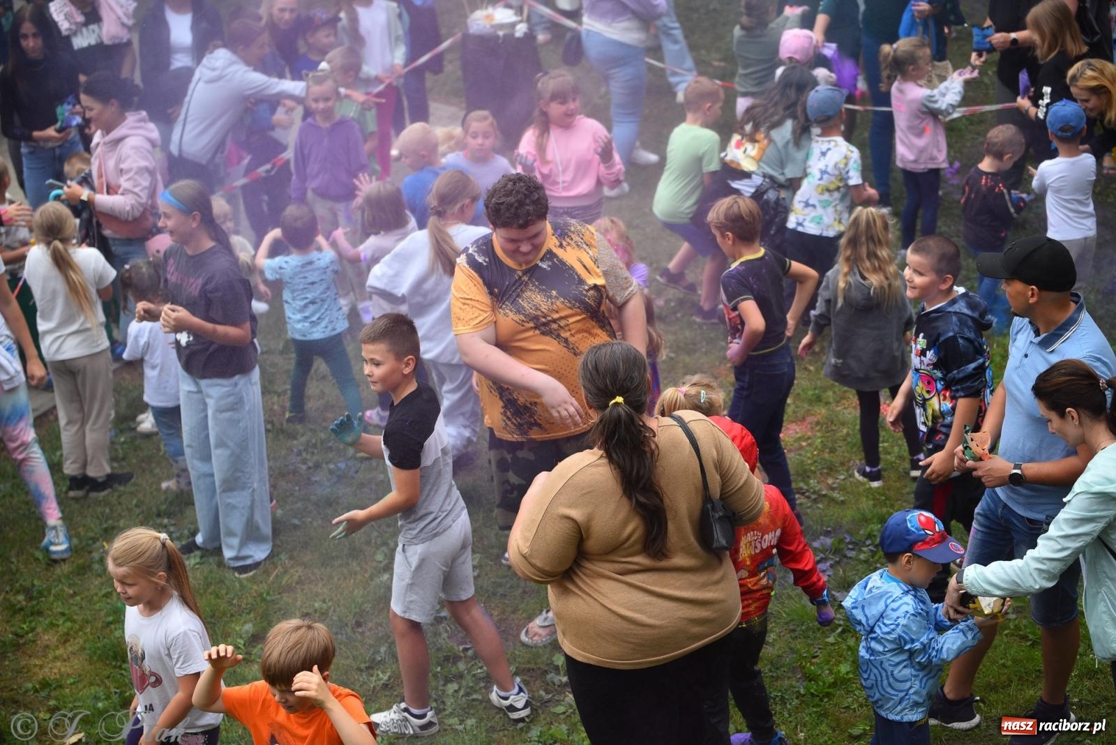 Zdjęcie w galerii na portalu naszraciborz.pl: Dinozaur na bulwarach i bańkowa kraina zabawy ze smokiem Edziem w Raciborzu wiadomości z regionu