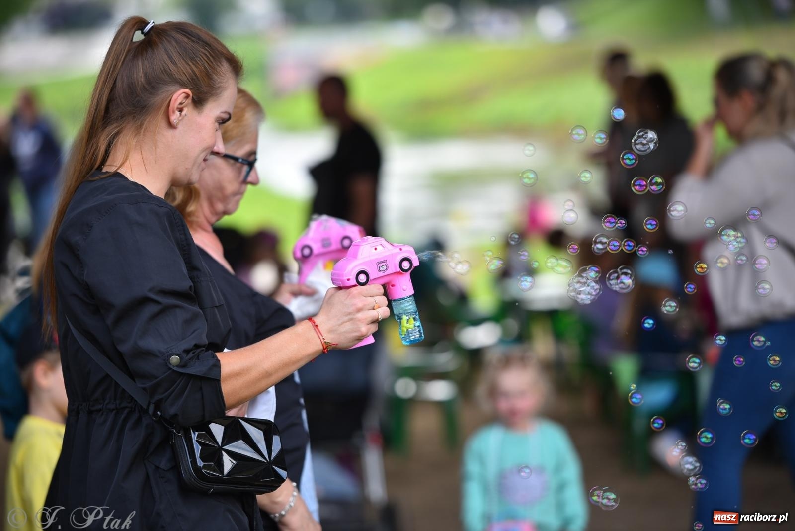 Zdjęcie w galerii na portalu naszraciborz.pl: Dinozaur na bulwarach i bańkowa kraina zabawy ze smokiem Edziem w Raciborzu wiadomości z regionu