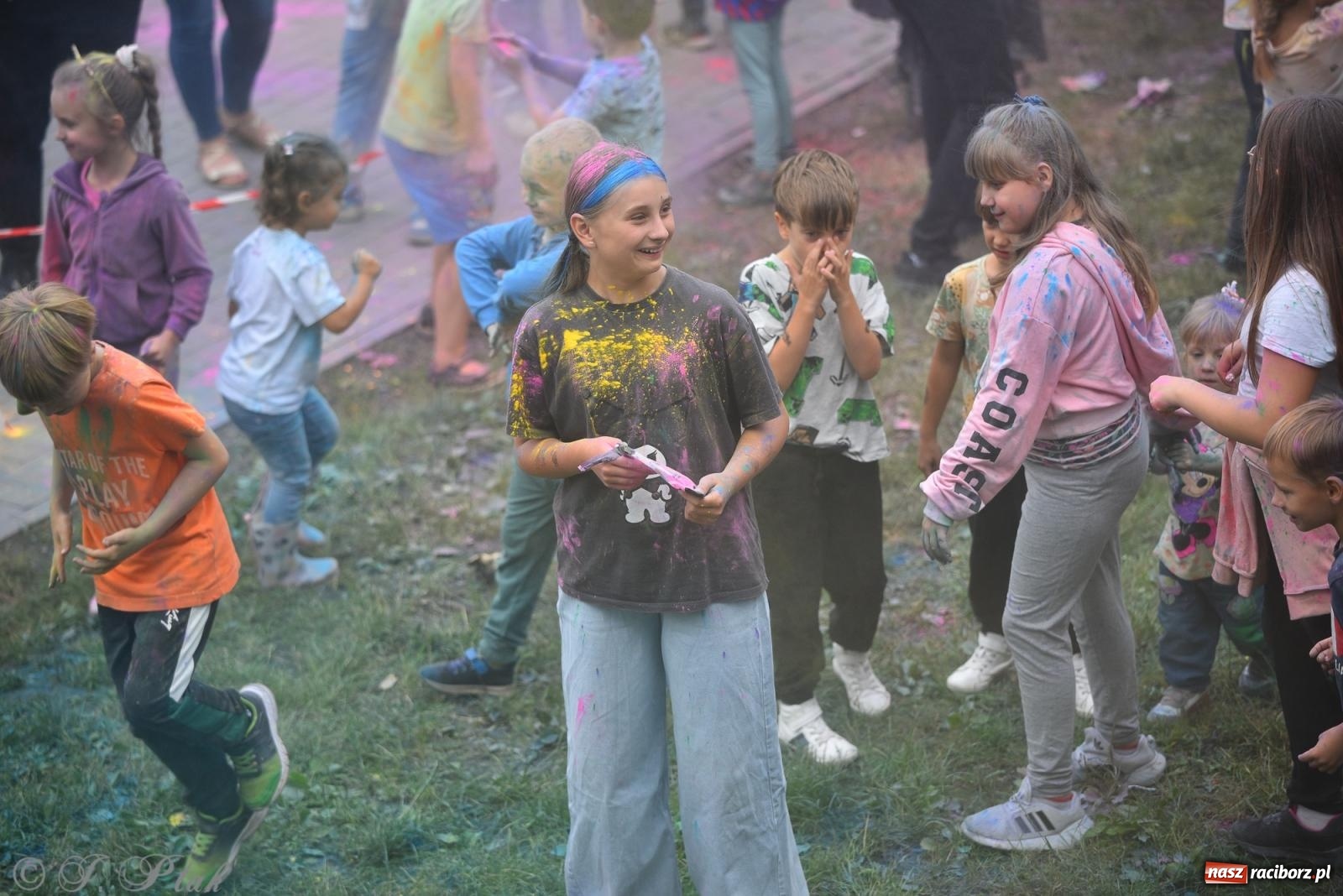 Zdjęcie w galerii na portalu naszraciborz.pl: Dinozaur na bulwarach i bańkowa kraina zabawy ze smokiem Edziem w Raciborzu wiadomości z regionu