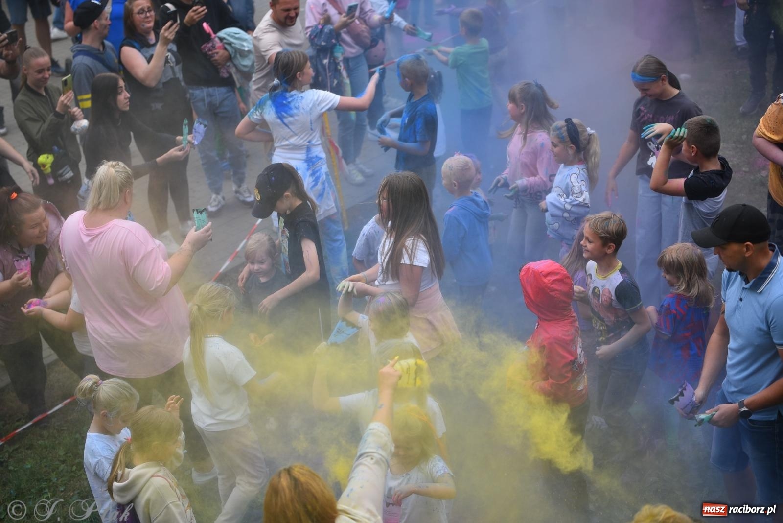Zdjęcie w galerii na portalu naszraciborz.pl: Dinozaur na bulwarach i bańkowa kraina zabawy ze smokiem Edziem w Raciborzu wiadomości z regionu