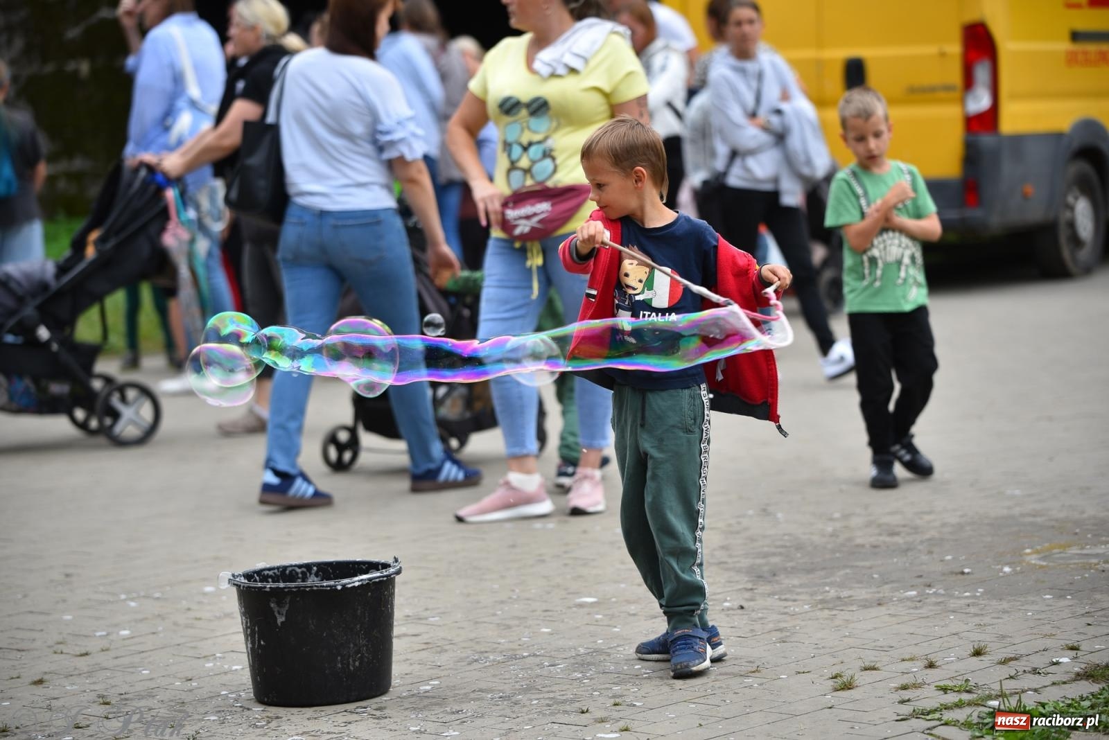 Zdjęcie w galerii na portalu naszraciborz.pl: Dinozaur na bulwarach i bańkowa kraina zabawy ze smokiem Edziem w Raciborzu wiadomości z regionu