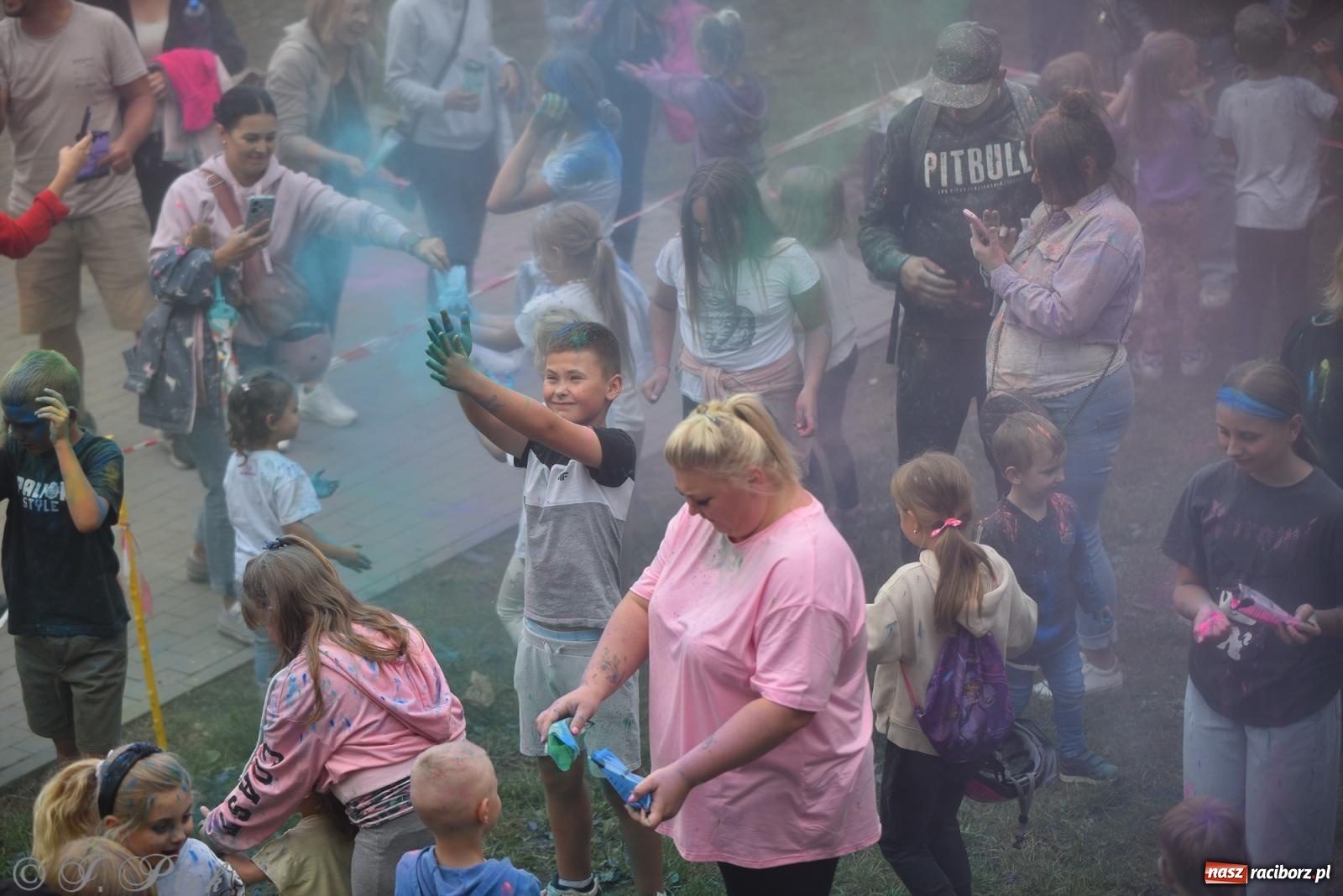 Zdjęcie w galerii na portalu naszraciborz.pl: Dinozaur na bulwarach i bańkowa kraina zabawy ze smokiem Edziem w Raciborzu wiadomości z regionu