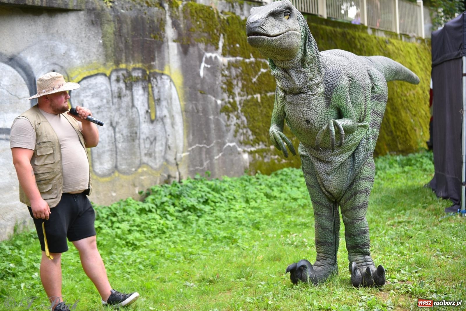 Zdjęcie w galerii na portalu naszraciborz.pl: Dinozaur na bulwarach i bańkowa kraina zabawy ze smokiem Edziem w Raciborzu wiadomości z regionu