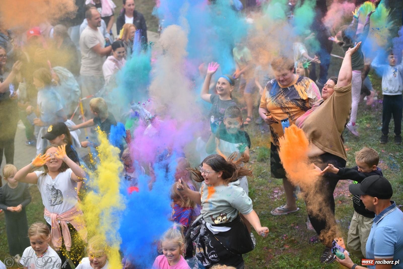Zdjęcie w galerii na portalu naszraciborz.pl: Dinozaur na bulwarach i bańkowa kraina zabawy ze smokiem Edziem w Raciborzu wiadomości z regionu