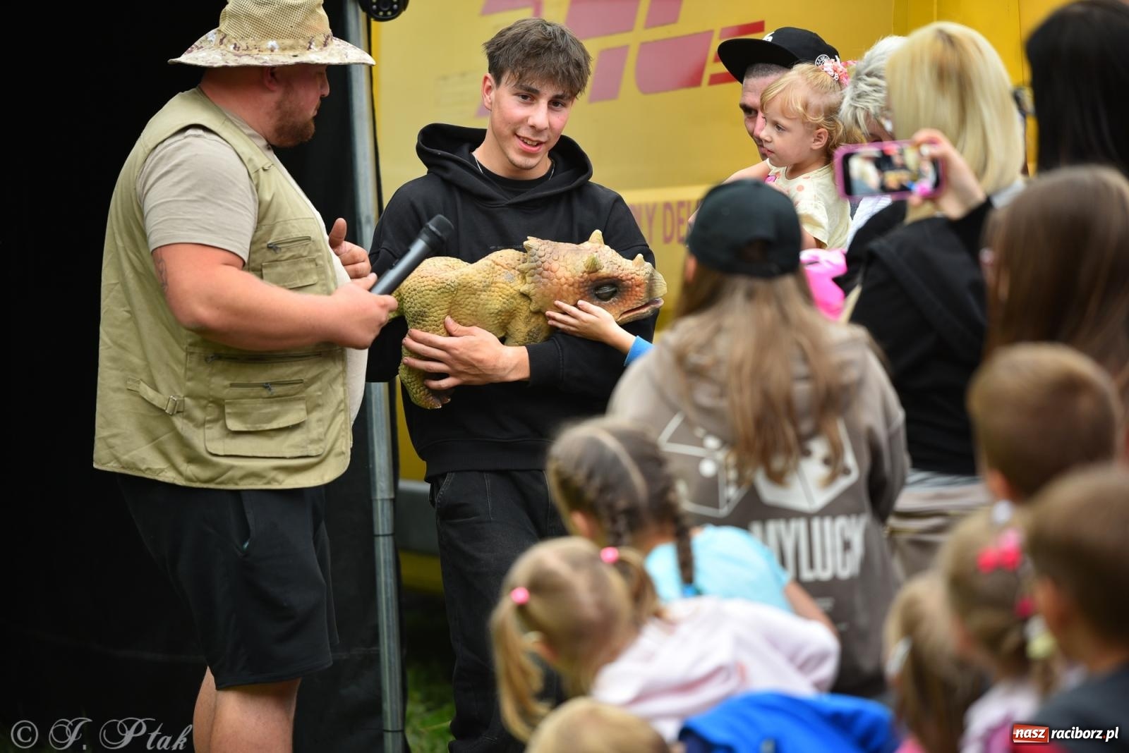 Zdjęcie w galerii na portalu naszraciborz.pl: Dinozaur na bulwarach i bańkowa kraina zabawy ze smokiem Edziem w Raciborzu wiadomości z regionu