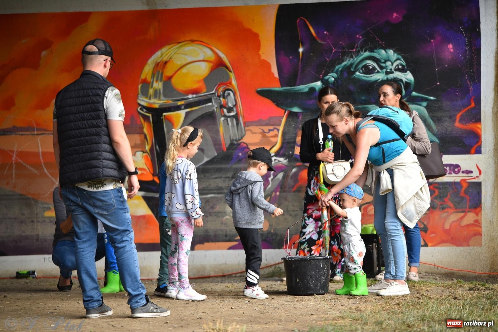 Zdjęcie w galerii na portalu naszraciborz.pl: Dinozaur na bulwarach i bańkowa kraina zabawy ze smokiem Edziem w Raciborzu wiadomości z regionu