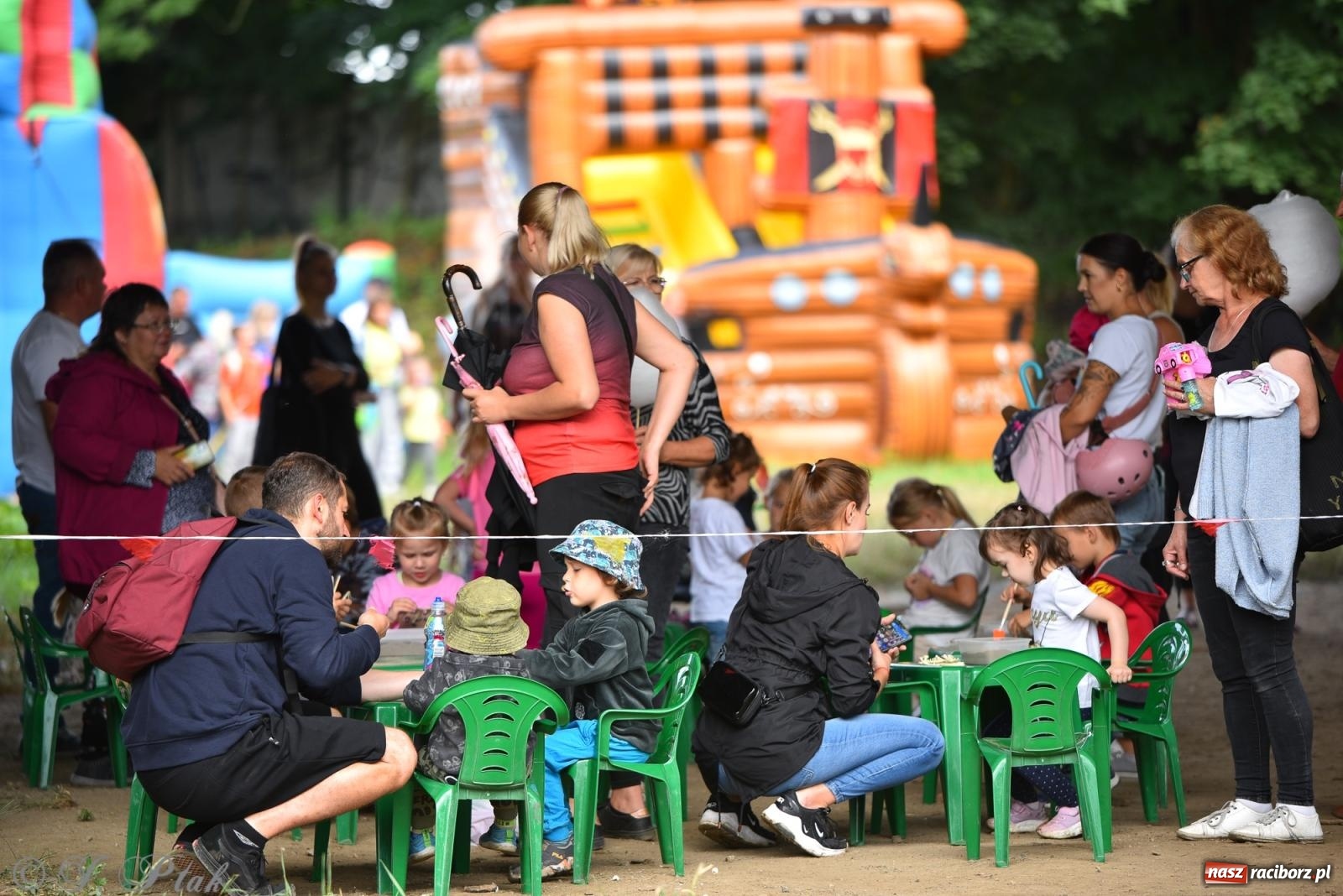 Zdjęcie w galerii na portalu naszraciborz.pl: Dinozaur na bulwarach i bańkowa kraina zabawy ze smokiem Edziem w Raciborzu wiadomości z regionu