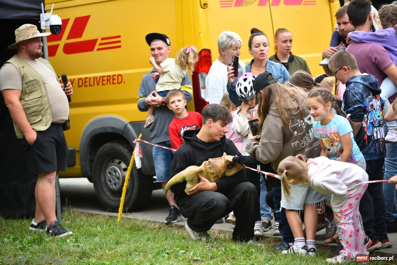 Zdjęcie w galerii na portalu naszraciborz.pl: Dinozaur na bulwarach i bańkowa kraina zabawy ze smokiem Edziem w Raciborzu wiadomości z regionu