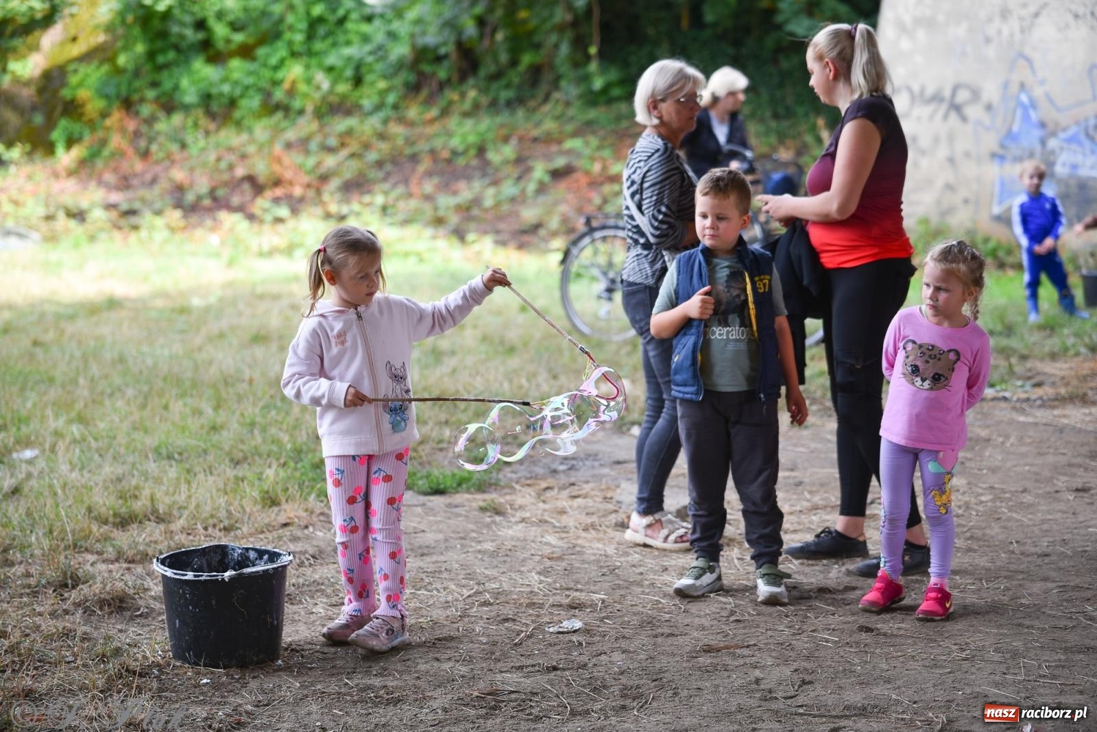 Zdjęcie w galerii na portalu naszraciborz.pl: Dinozaur na bulwarach i bańkowa kraina zabawy ze smokiem Edziem w Raciborzu wiadomości z regionu