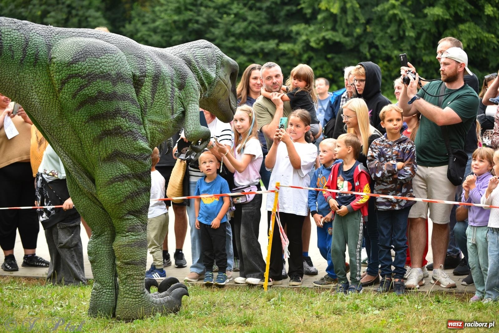 Zdjęcie w galerii na portalu naszraciborz.pl: Dinozaur na bulwarach i bańkowa kraina zabawy ze smokiem Edziem w Raciborzu wiadomości z regionu