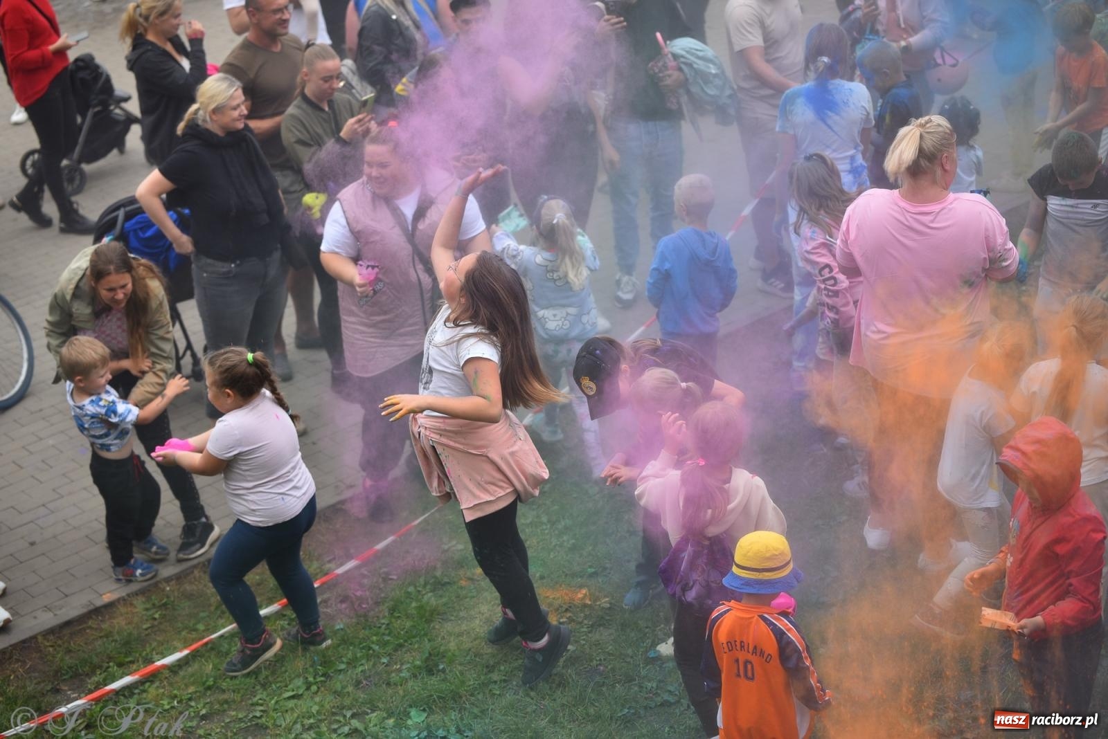 Zdjęcie w galerii na portalu naszraciborz.pl: Dinozaur na bulwarach i bańkowa kraina zabawy ze smokiem Edziem w Raciborzu wiadomości z regionu