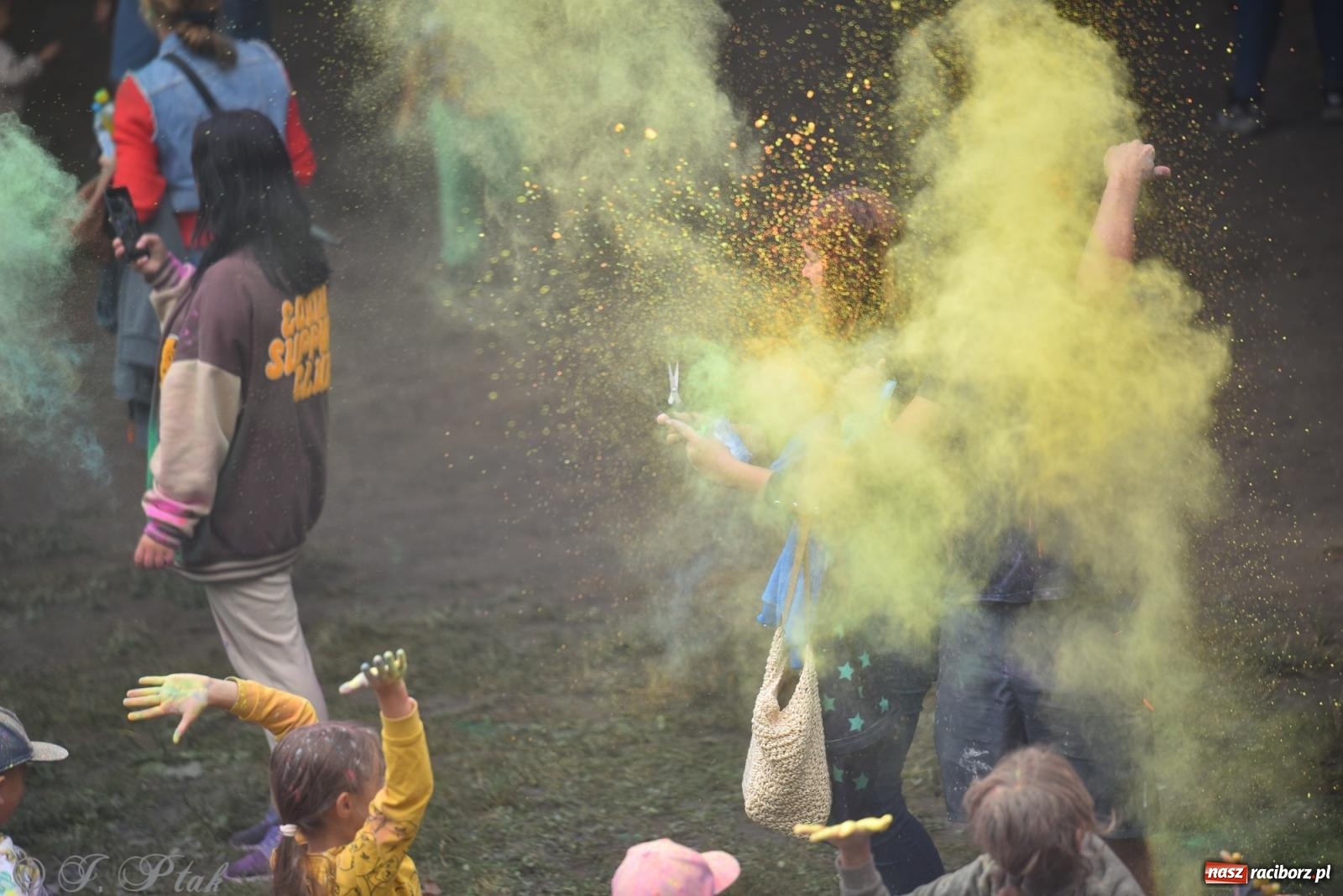 Zdjęcie w galerii na portalu naszraciborz.pl: Dinozaur na bulwarach i bańkowa kraina zabawy ze smokiem Edziem w Raciborzu wiadomości z regionu