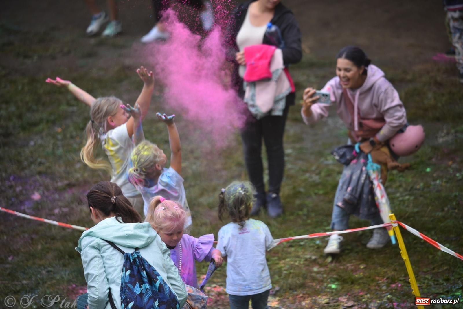 Zdjęcie w galerii na portalu naszraciborz.pl: Dinozaur na bulwarach i bańkowa kraina zabawy ze smokiem Edziem w Raciborzu wiadomości z regionu