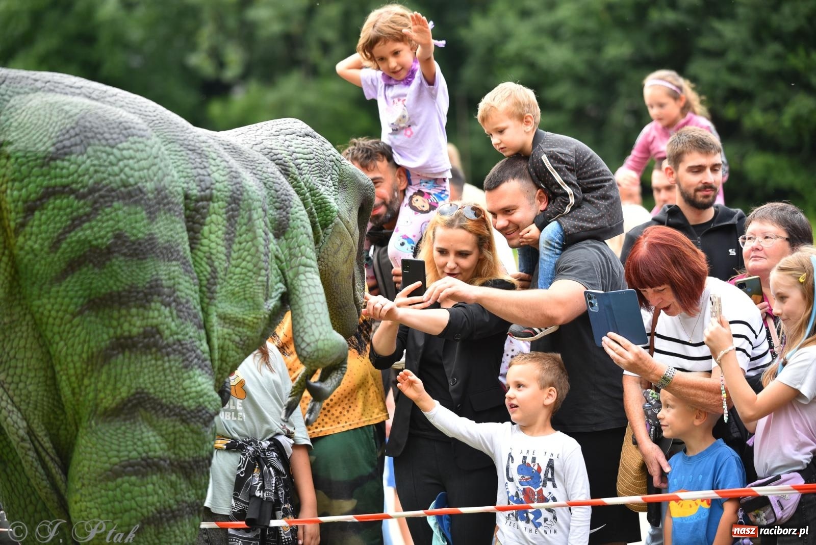 Zdjęcie w galerii na portalu naszraciborz.pl: Dinozaur na bulwarach i bańkowa kraina zabawy ze smokiem Edziem w Raciborzu wiadomości z regionu