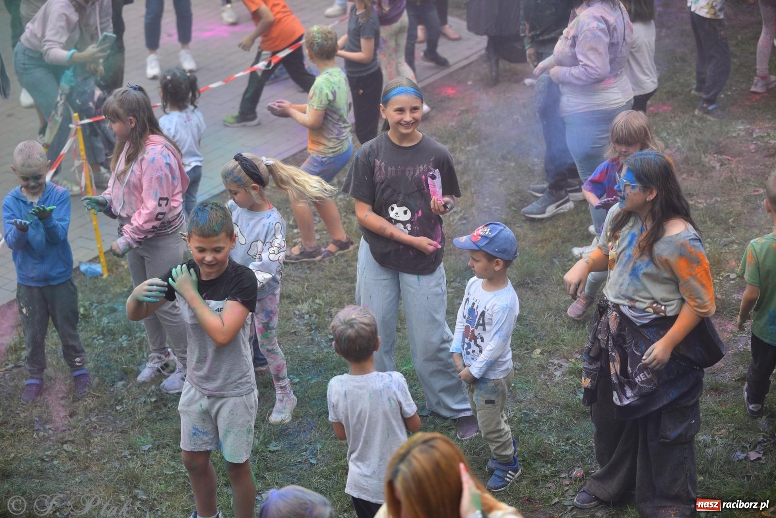 Zdjęcie w galerii na portalu naszraciborz.pl: Dinozaur na bulwarach i bańkowa kraina zabawy ze smokiem Edziem w Raciborzu wiadomości z regionu