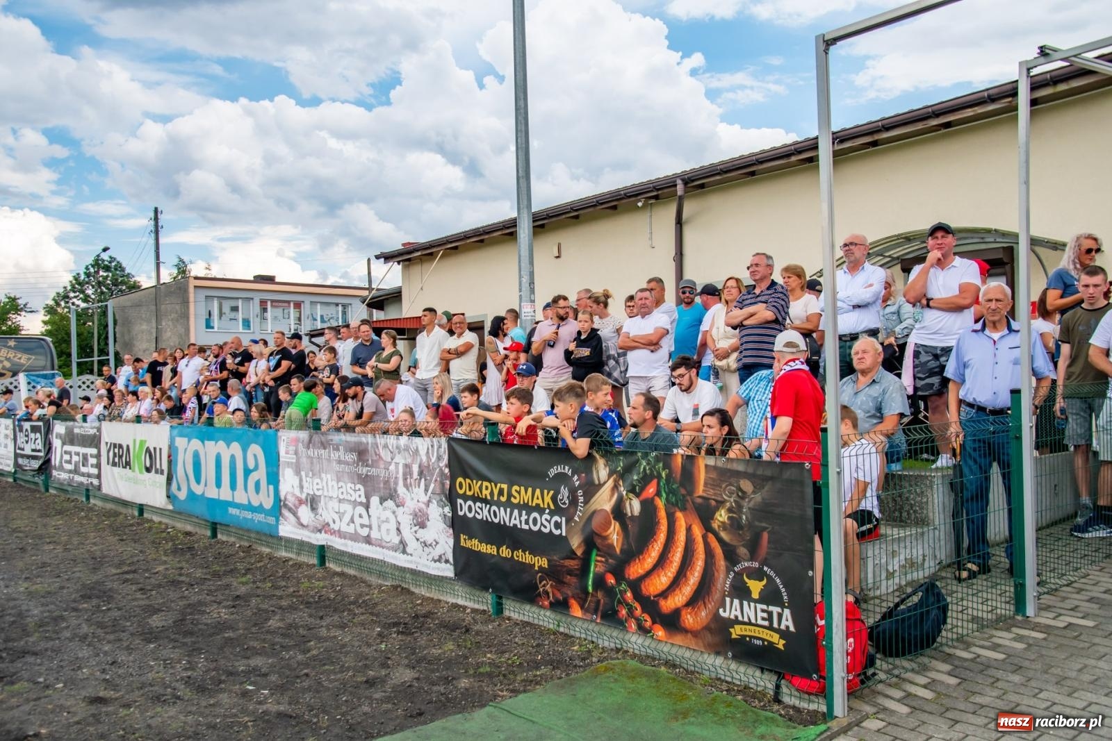 Zdjęcie w galerii na portalu naszraciborz.pl: LKS Tworków podejmował u siebie Górnika Zabrze. Walka była zacięta, wynik - nieprzeciętny [FOTO i WIDEO] wiadomości z regionu