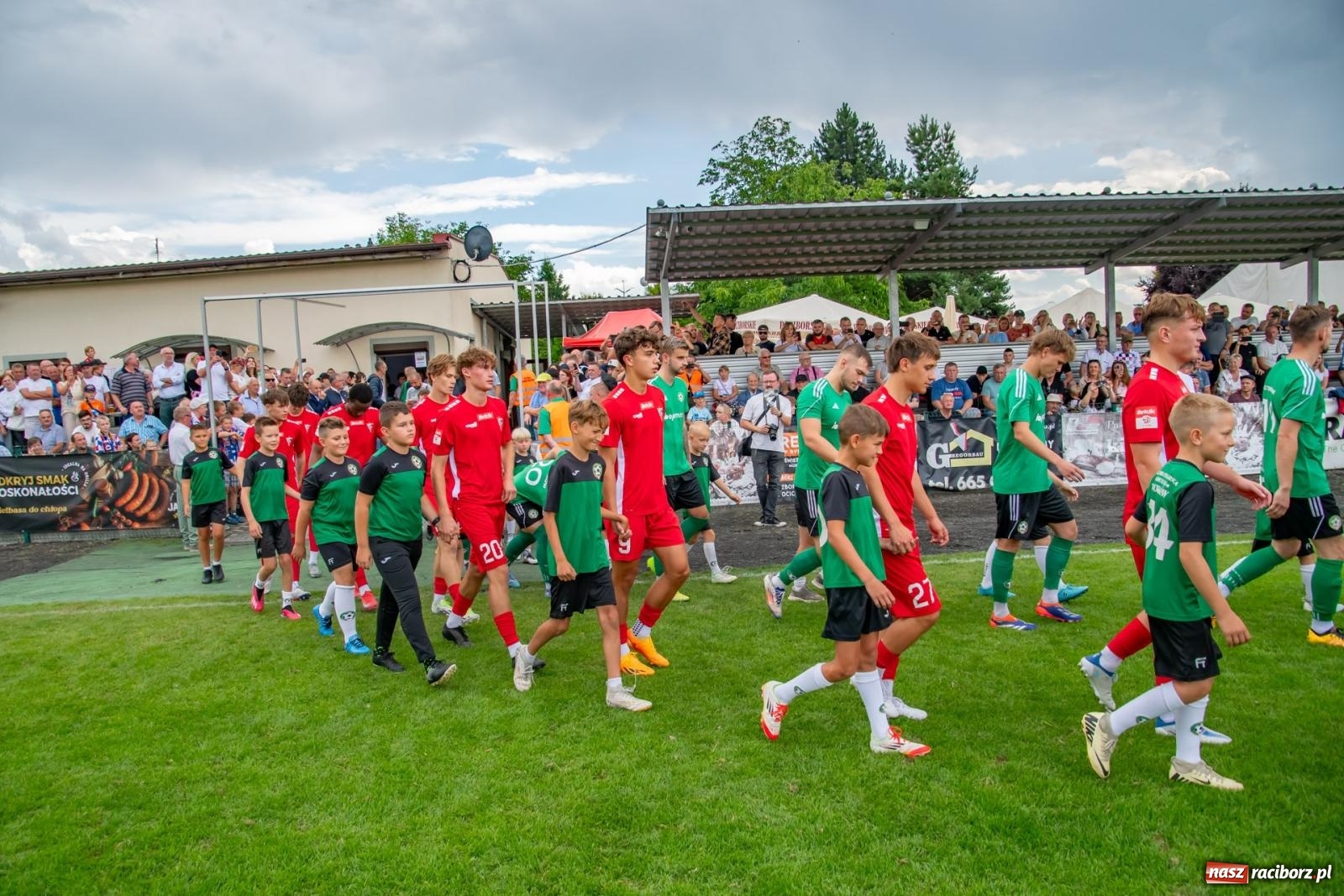 Zdjęcie w galerii na portalu naszraciborz.pl: LKS Tworków podejmował u siebie Górnika Zabrze. Walka była zacięta, wynik - nieprzeciętny [FOTO i WIDEO] wiadomości z regionu