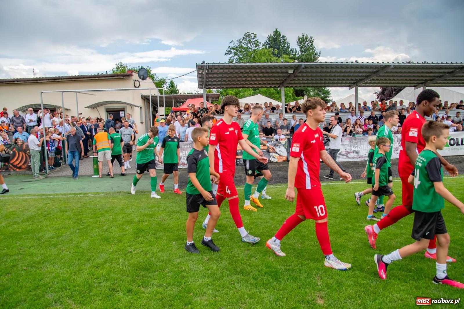 Zdjęcie w galerii na portalu naszraciborz.pl: LKS Tworków podejmował u siebie Górnika Zabrze. Walka była zacięta, wynik - nieprzeciętny [FOTO i WIDEO] wiadomości z regionu