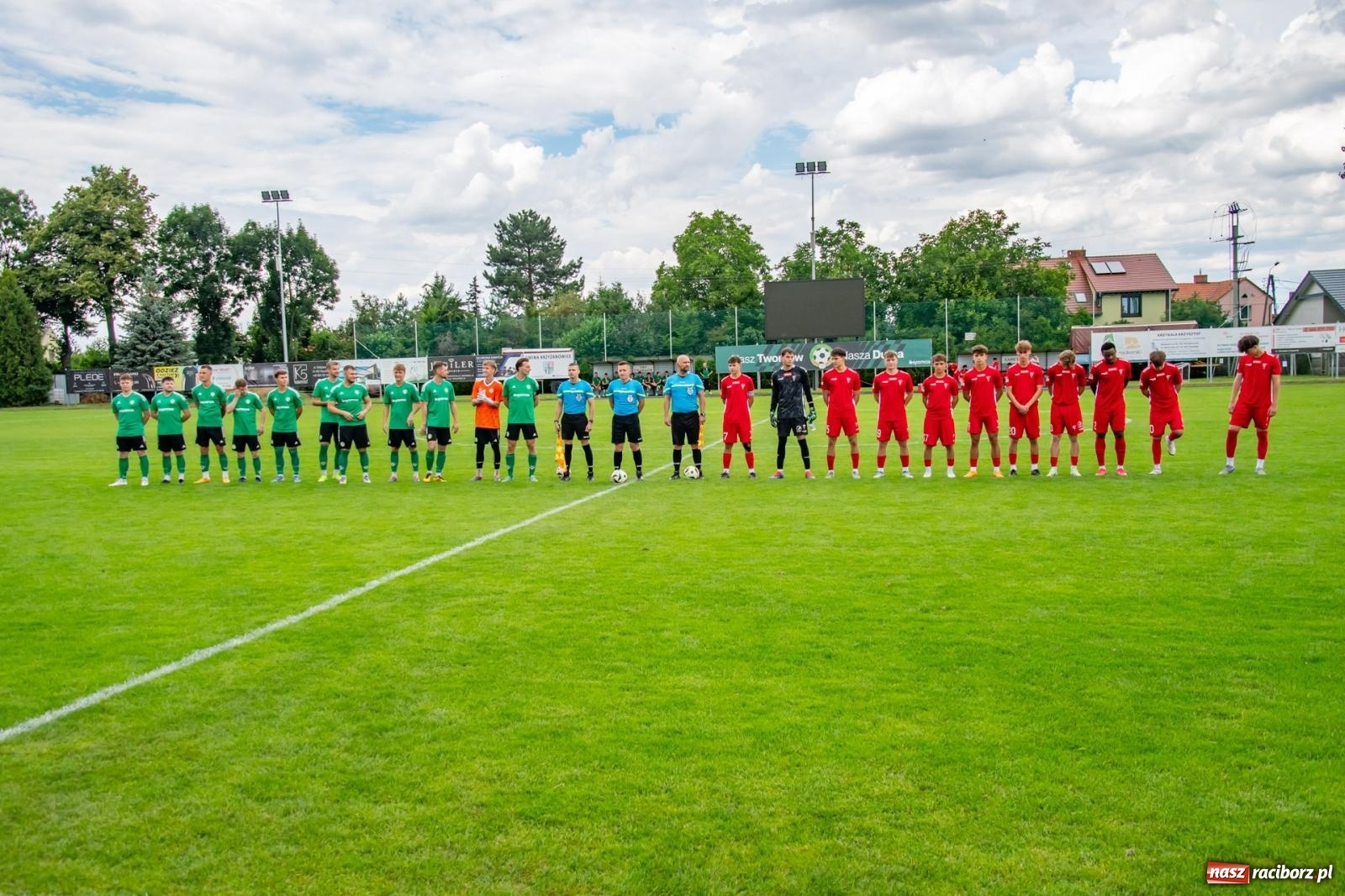 Zdjęcie w galerii na portalu naszraciborz.pl: LKS Tworków podejmował u siebie Górnika Zabrze. Walka była zacięta, wynik - nieprzeciętny [FOTO i WIDEO] wiadomości z regionu