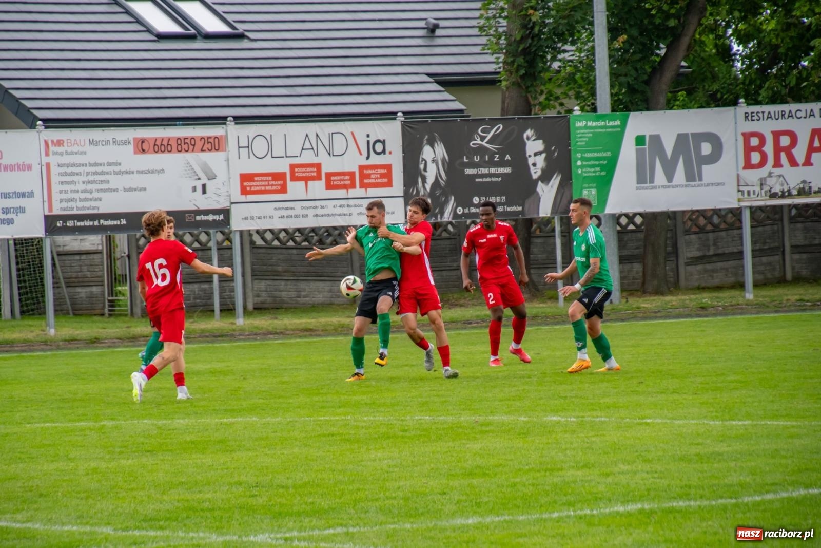 Zdjęcie w galerii na portalu naszraciborz.pl: LKS Tworków podejmował u siebie Górnika Zabrze. Walka była zacięta, wynik - nieprzeciętny [FOTO i WIDEO] wiadomości z regionu