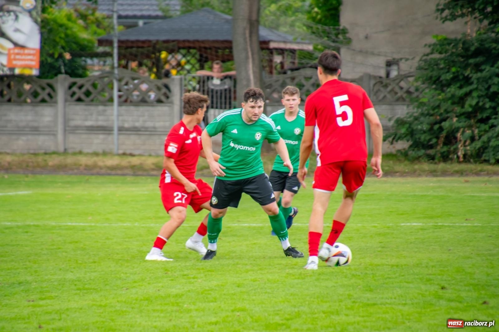 Zdjęcie w galerii na portalu naszraciborz.pl: LKS Tworków podejmował u siebie Górnika Zabrze. Walka była zacięta, wynik - nieprzeciętny [FOTO i WIDEO] wiadomości z regionu