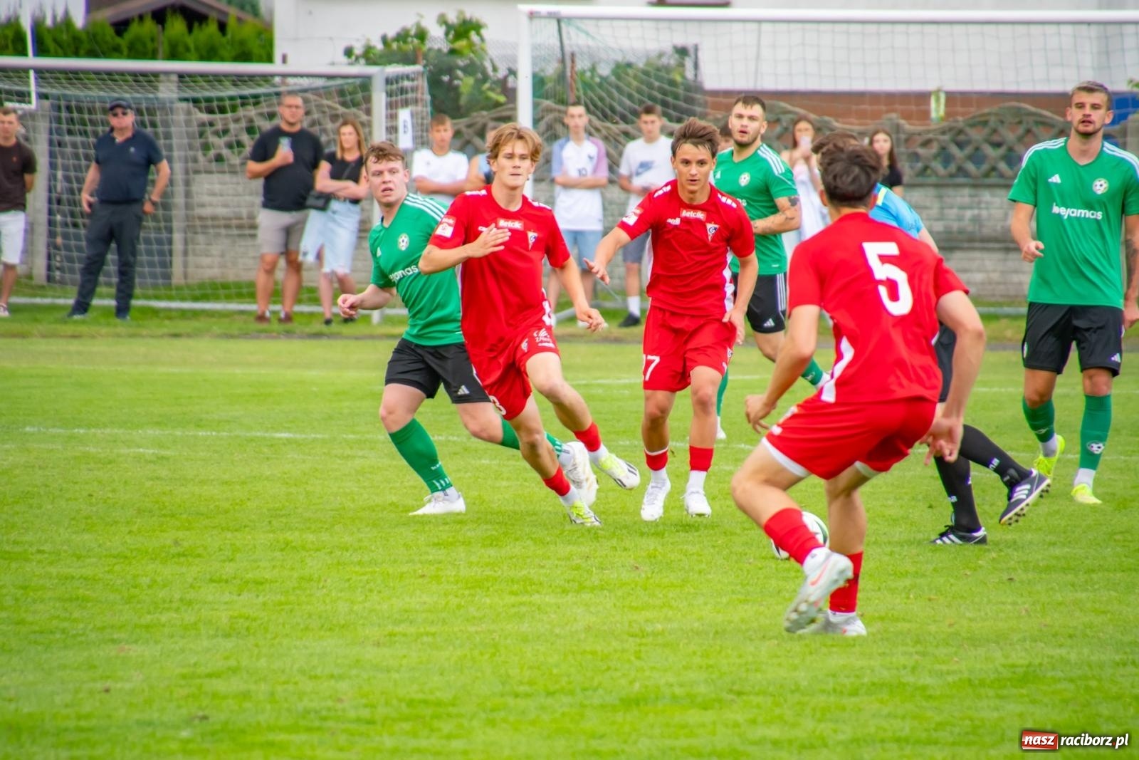 Zdjęcie w galerii na portalu naszraciborz.pl: LKS Tworków podejmował u siebie Górnika Zabrze. Walka była zacięta, wynik - nieprzeciętny [FOTO i WIDEO] wiadomości z regionu