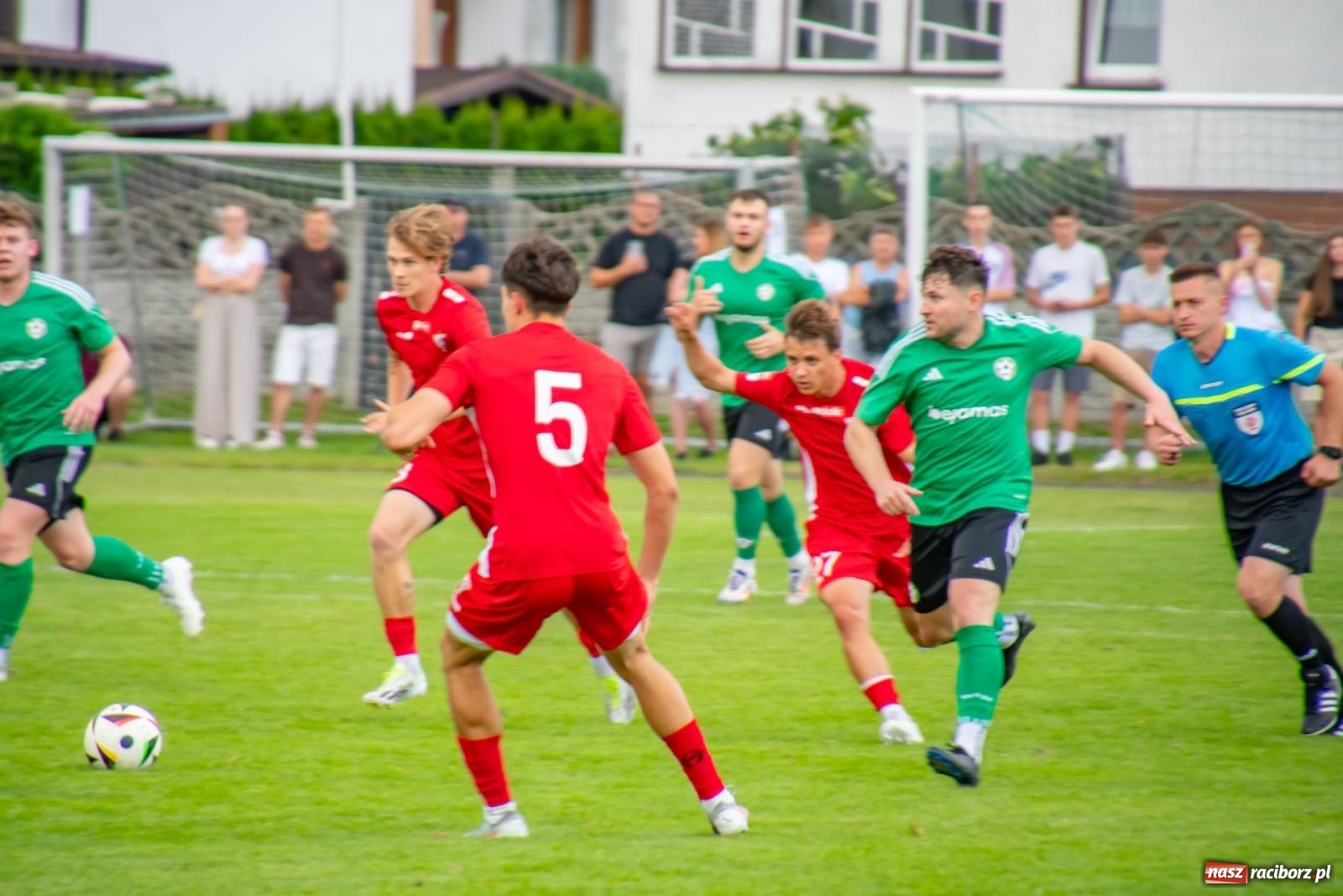 Zdjęcie w galerii na portalu naszraciborz.pl: LKS Tworków podejmował u siebie Górnika Zabrze. Walka była zacięta, wynik - nieprzeciętny [FOTO i WIDEO] wiadomości z regionu