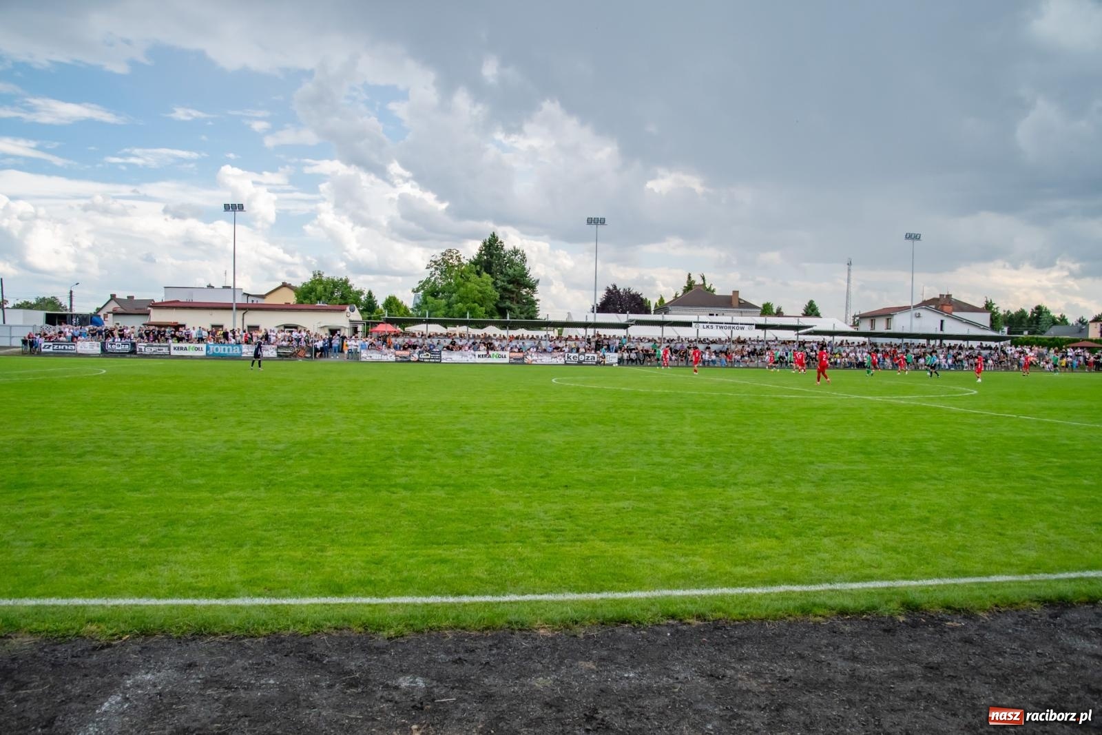 Zdjęcie w galerii na portalu naszraciborz.pl: LKS Tworków podejmował u siebie Górnika Zabrze. Walka była zacięta, wynik - nieprzeciętny [FOTO i WIDEO] wiadomości z regionu