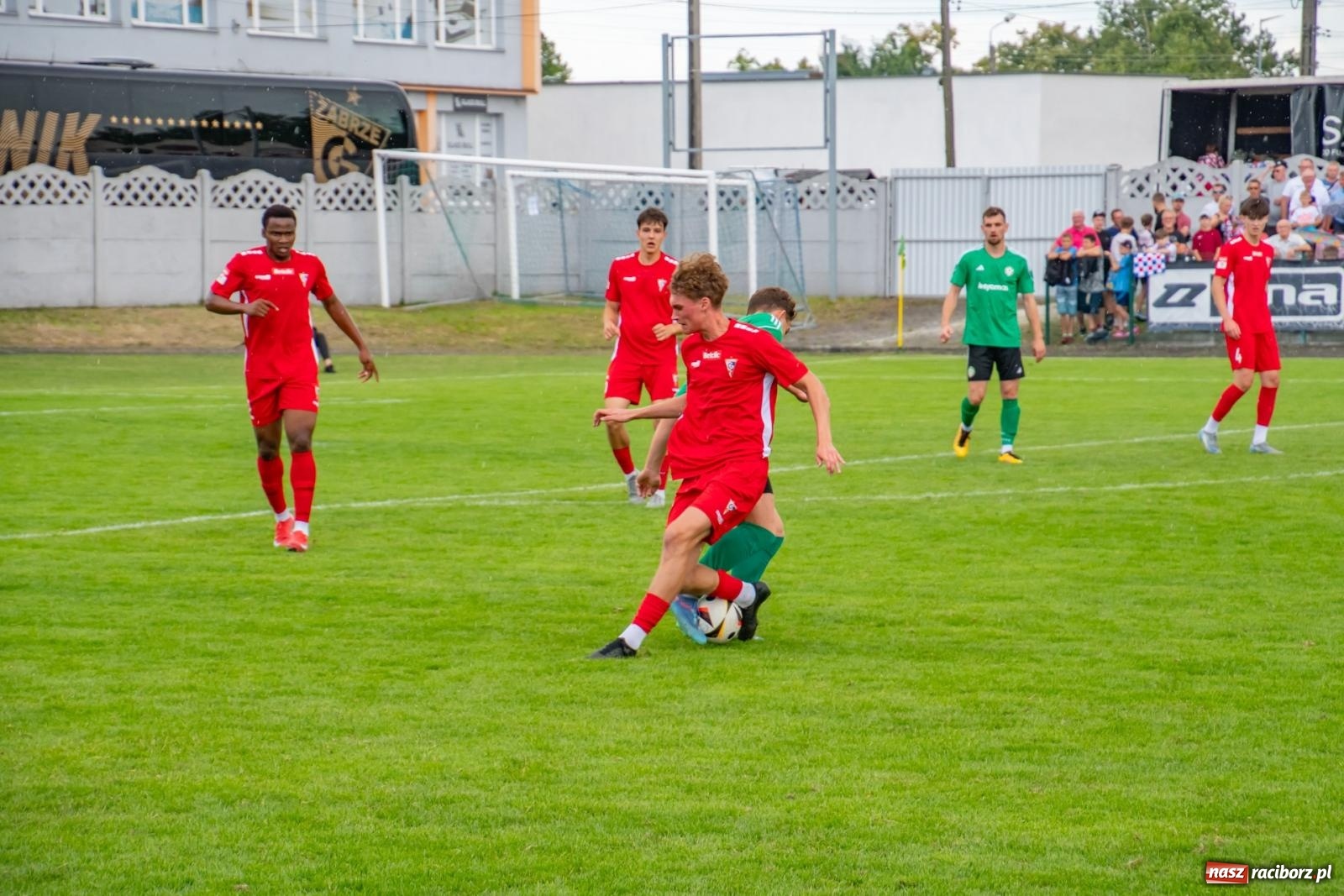 Zdjęcie w galerii na portalu naszraciborz.pl: LKS Tworków podejmował u siebie Górnika Zabrze. Walka była zacięta, wynik - nieprzeciętny [FOTO i WIDEO] wiadomości z regionu