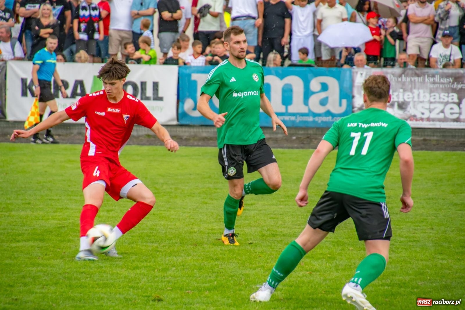 Zdjęcie w galerii na portalu naszraciborz.pl: LKS Tworków podejmował u siebie Górnika Zabrze. Walka była zacięta, wynik - nieprzeciętny [FOTO i WIDEO] wiadomości z regionu