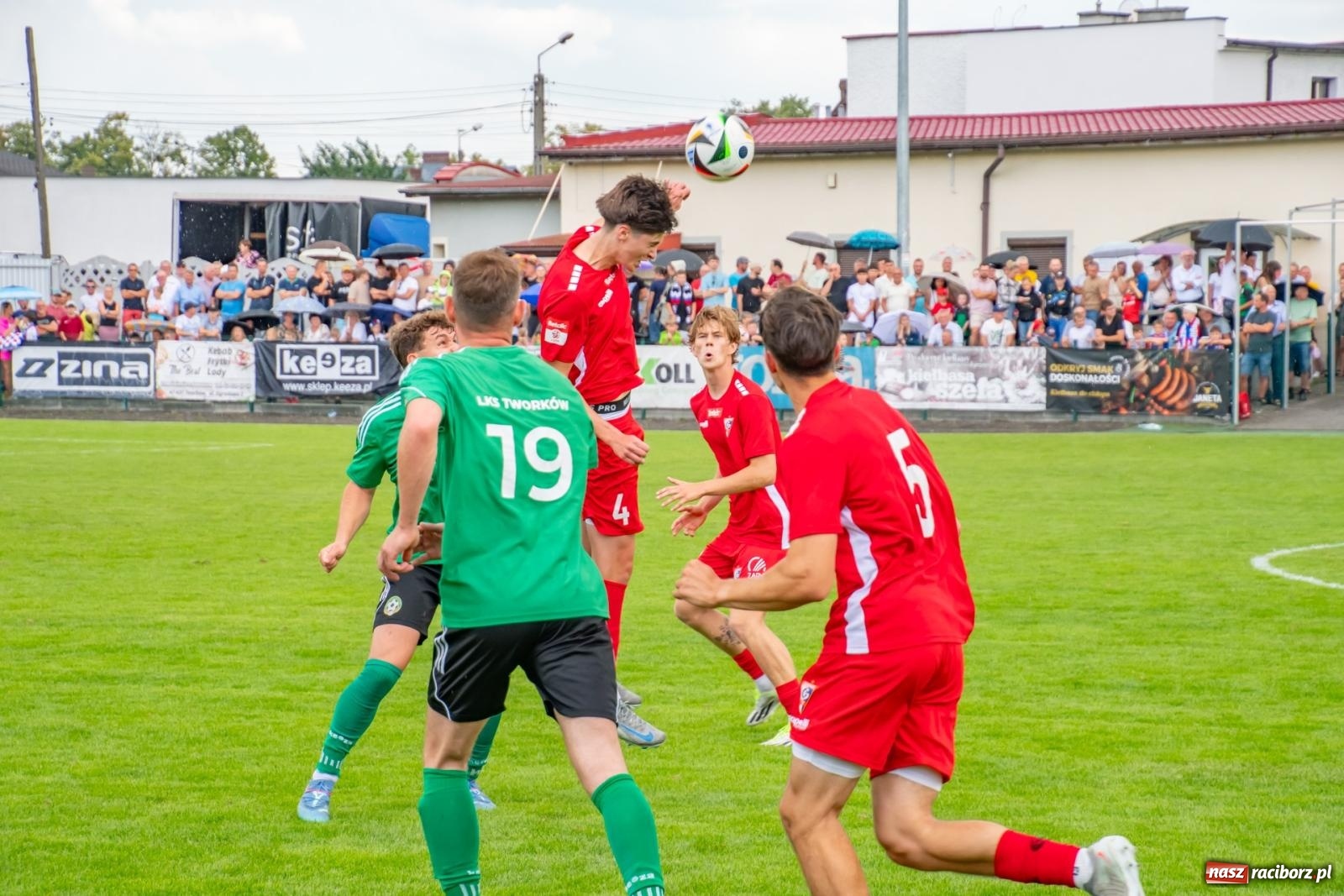 Zdjęcie w galerii na portalu naszraciborz.pl: LKS Tworków podejmował u siebie Górnika Zabrze. Walka była zacięta, wynik - nieprzeciętny [FOTO i WIDEO] wiadomości z regionu