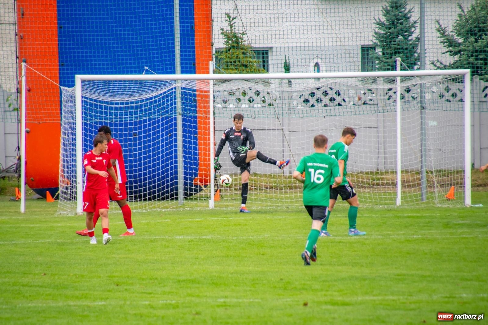 Zdjęcie w galerii na portalu naszraciborz.pl: LKS Tworków podejmował u siebie Górnika Zabrze. Walka była zacięta, wynik - nieprzeciętny [FOTO i WIDEO] wiadomości z regionu