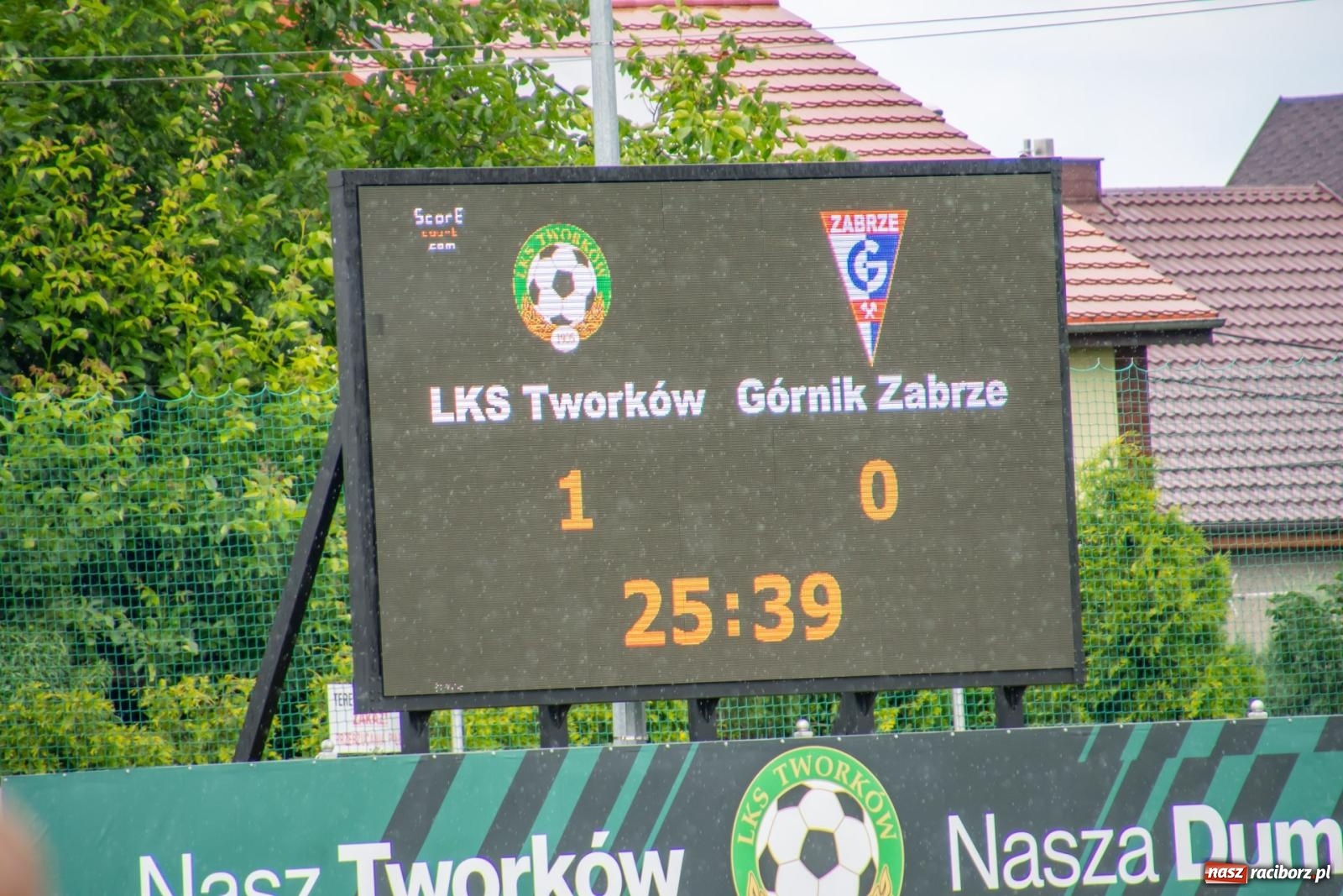 Zdjęcie w galerii na portalu naszraciborz.pl: LKS Tworków podejmował u siebie Górnika Zabrze. Walka była zacięta, wynik - nieprzeciętny [FOTO i WIDEO] wiadomości z regionu