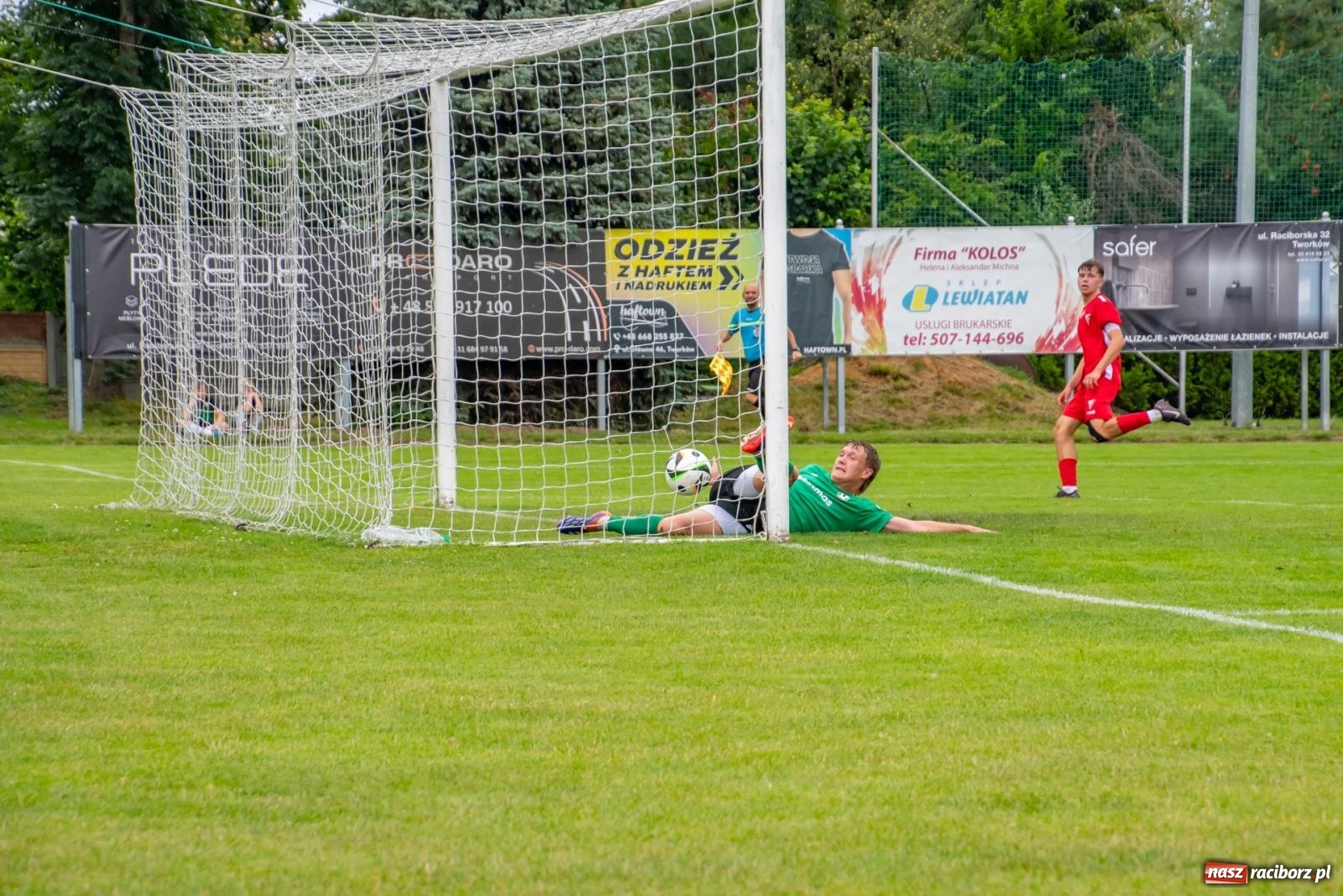 Zdjęcie w galerii na portalu naszraciborz.pl: LKS Tworków podejmował u siebie Górnika Zabrze. Walka była zacięta, wynik - nieprzeciętny [FOTO i WIDEO] wiadomości z regionu
