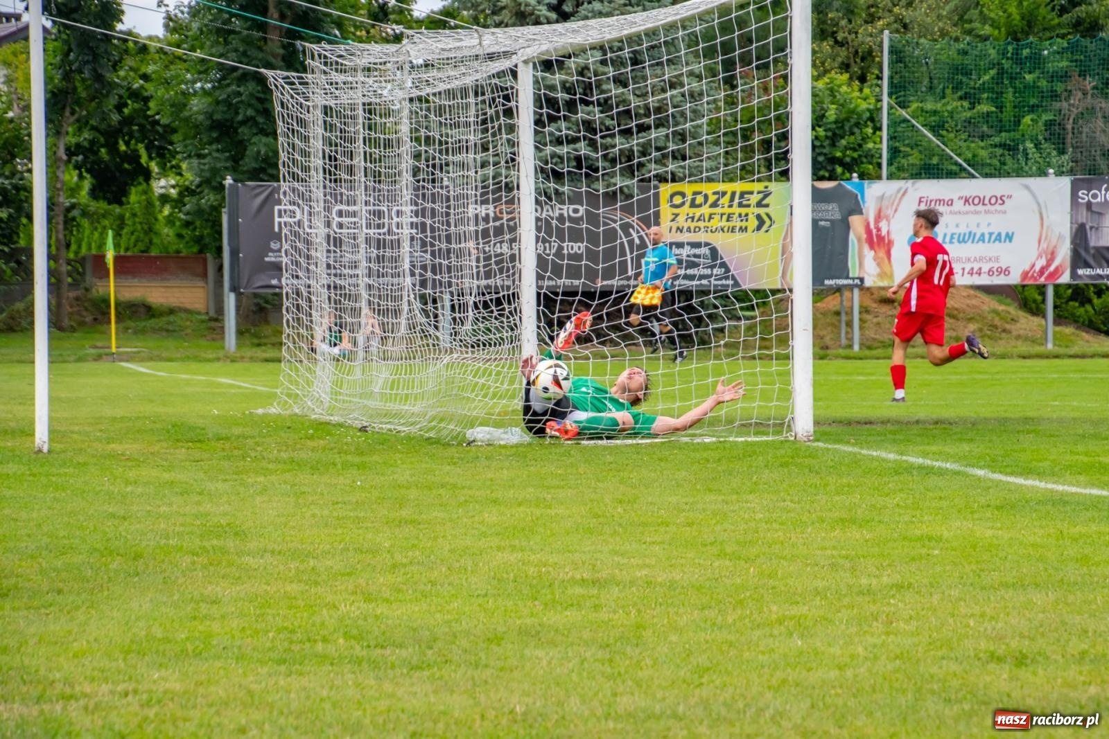 Zdjęcie w galerii na portalu naszraciborz.pl: LKS Tworków podejmował u siebie Górnika Zabrze. Walka była zacięta, wynik - nieprzeciętny [FOTO i WIDEO] wiadomości z regionu
