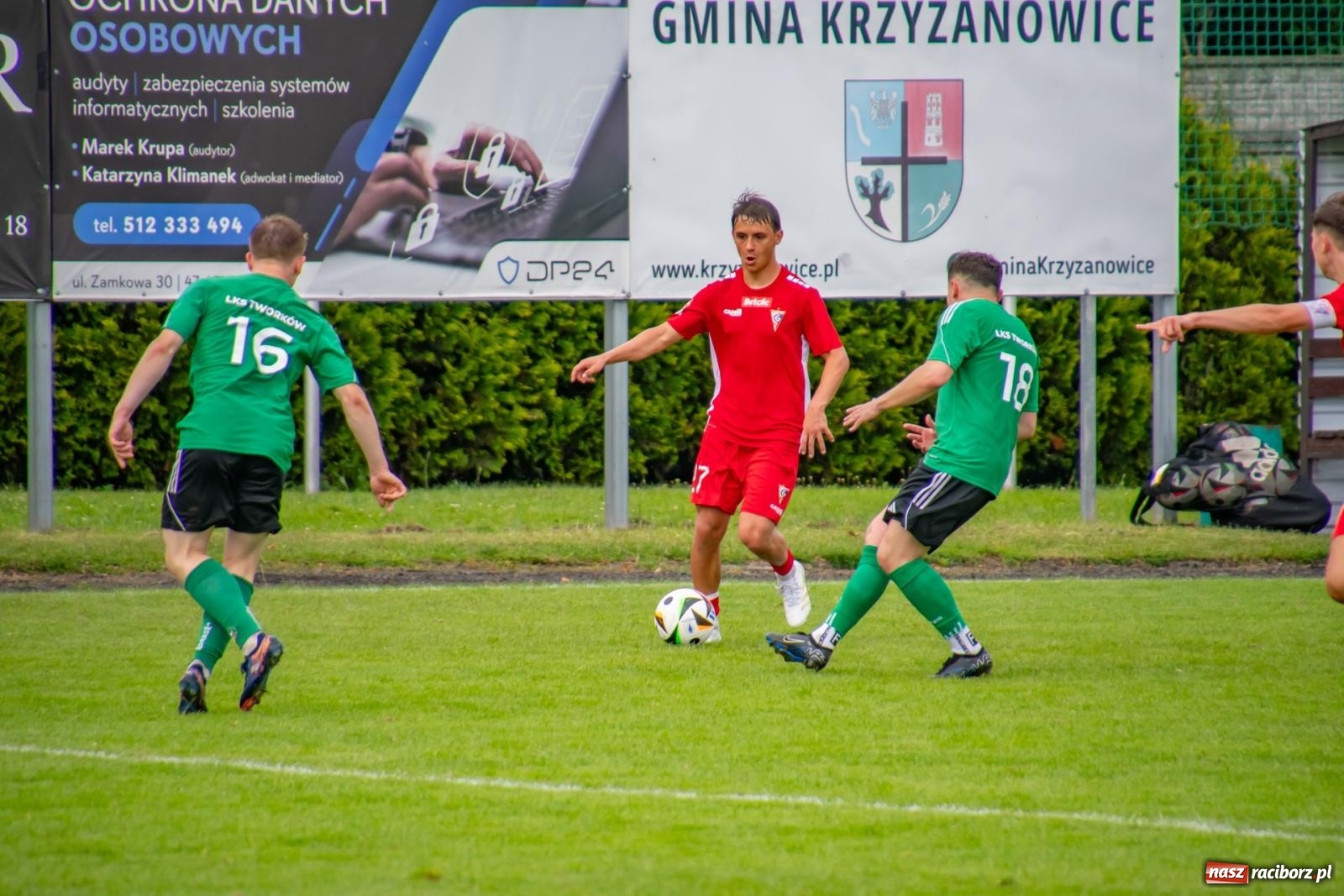 Zdjęcie w galerii na portalu naszraciborz.pl: LKS Tworków podejmował u siebie Górnika Zabrze. Walka była zacięta, wynik - nieprzeciętny [FOTO i WIDEO] wiadomości z regionu