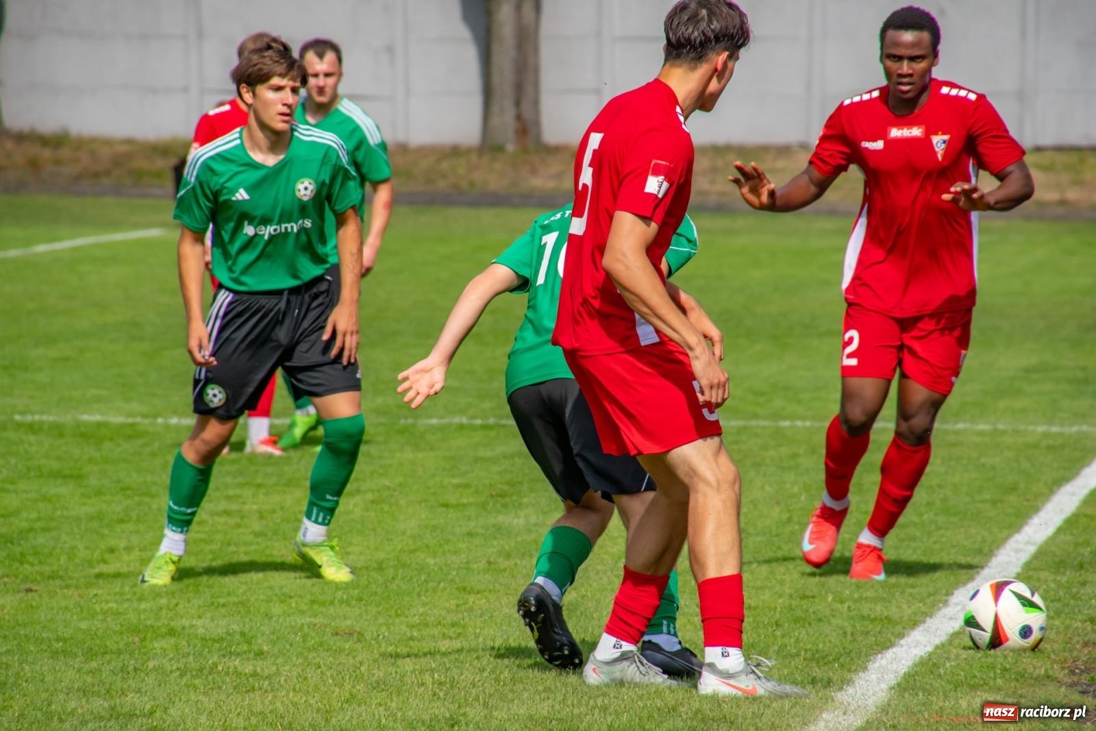 Zdjęcie w galerii na portalu naszraciborz.pl: LKS Tworków podejmował u siebie Górnika Zabrze. Walka była zacięta, wynik - nieprzeciętny [FOTO i WIDEO] wiadomości z regionu