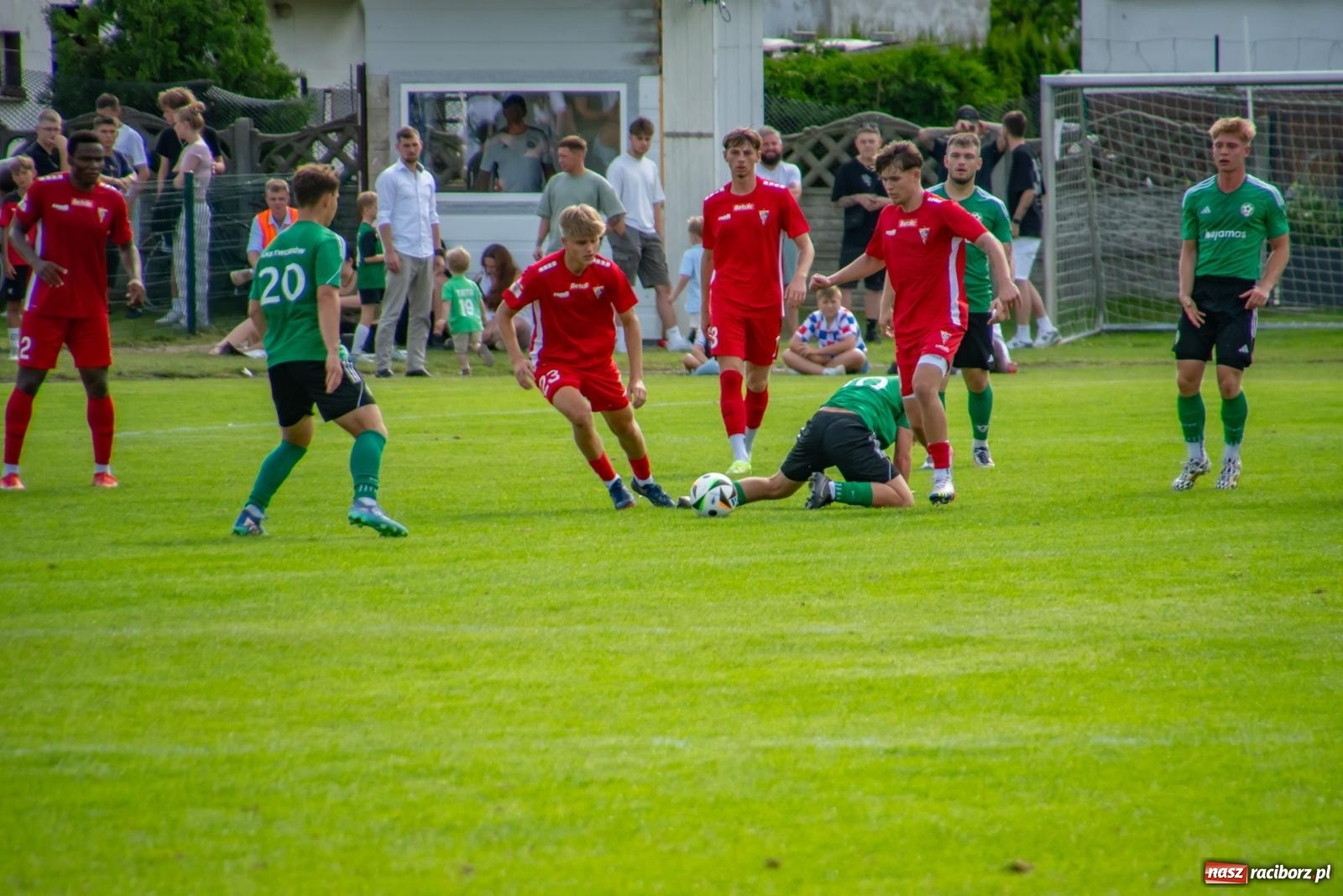 Zdjęcie w galerii na portalu naszraciborz.pl: LKS Tworków podejmował u siebie Górnika Zabrze. Walka była zacięta, wynik - nieprzeciętny [FOTO i WIDEO] wiadomości z regionu
