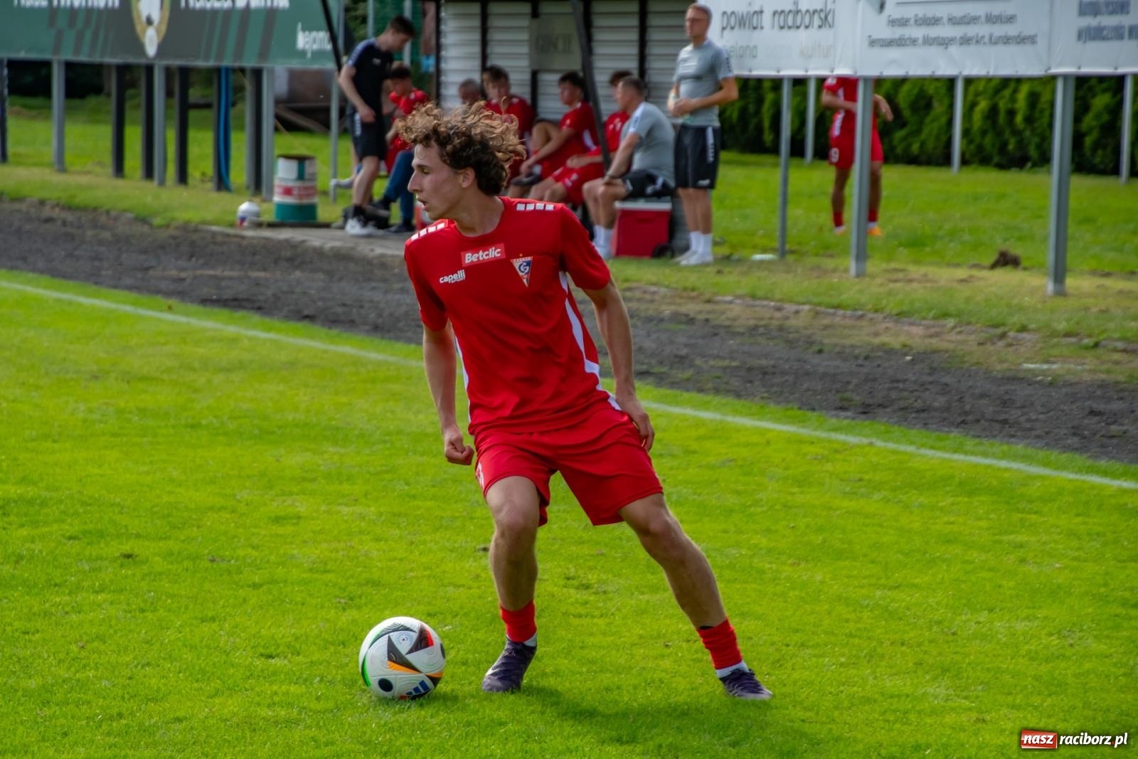 Zdjęcie w galerii na portalu naszraciborz.pl: LKS Tworków podejmował u siebie Górnika Zabrze. Walka była zacięta, wynik - nieprzeciętny [FOTO i WIDEO] wiadomości z regionu