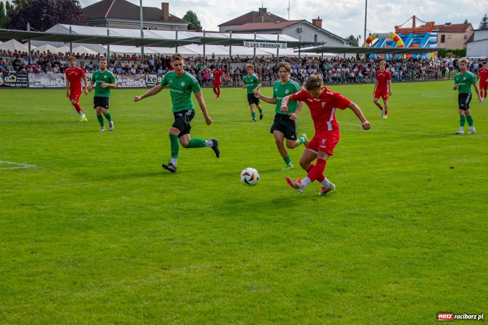 Zdjęcie w galerii na portalu naszraciborz.pl: LKS Tworków podejmował u siebie Górnika Zabrze. Walka była zacięta, wynik - nieprzeciętny [FOTO i WIDEO] wiadomości z regionu