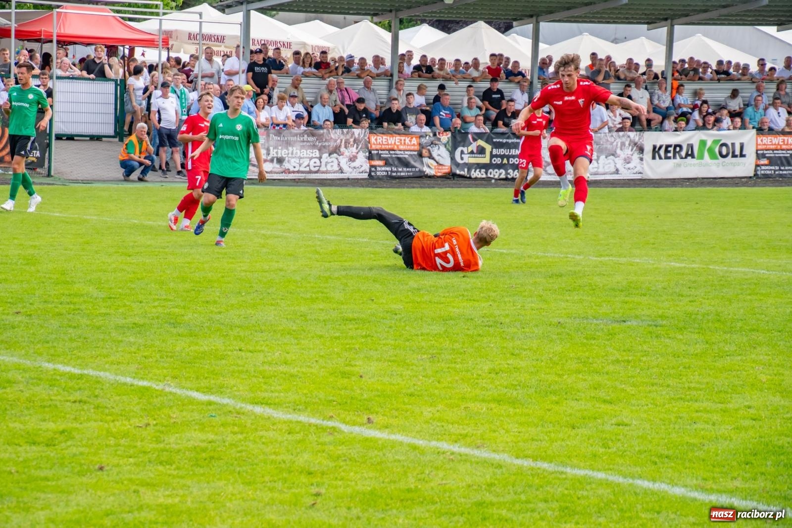 Zdjęcie w galerii na portalu naszraciborz.pl: LKS Tworków podejmował u siebie Górnika Zabrze. Walka była zacięta, wynik - nieprzeciętny [FOTO i WIDEO] wiadomości z regionu