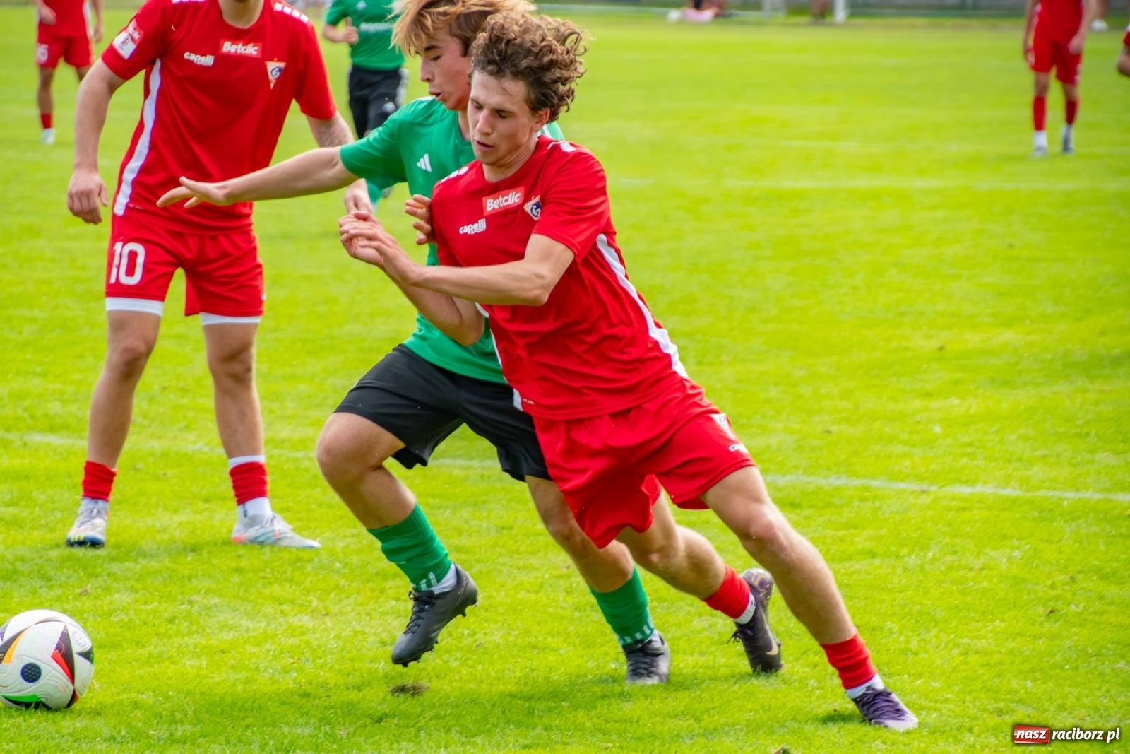 Zdjęcie w galerii na portalu naszraciborz.pl: LKS Tworków podejmował u siebie Górnika Zabrze. Walka była zacięta, wynik - nieprzeciętny [FOTO i WIDEO] wiadomości z regionu