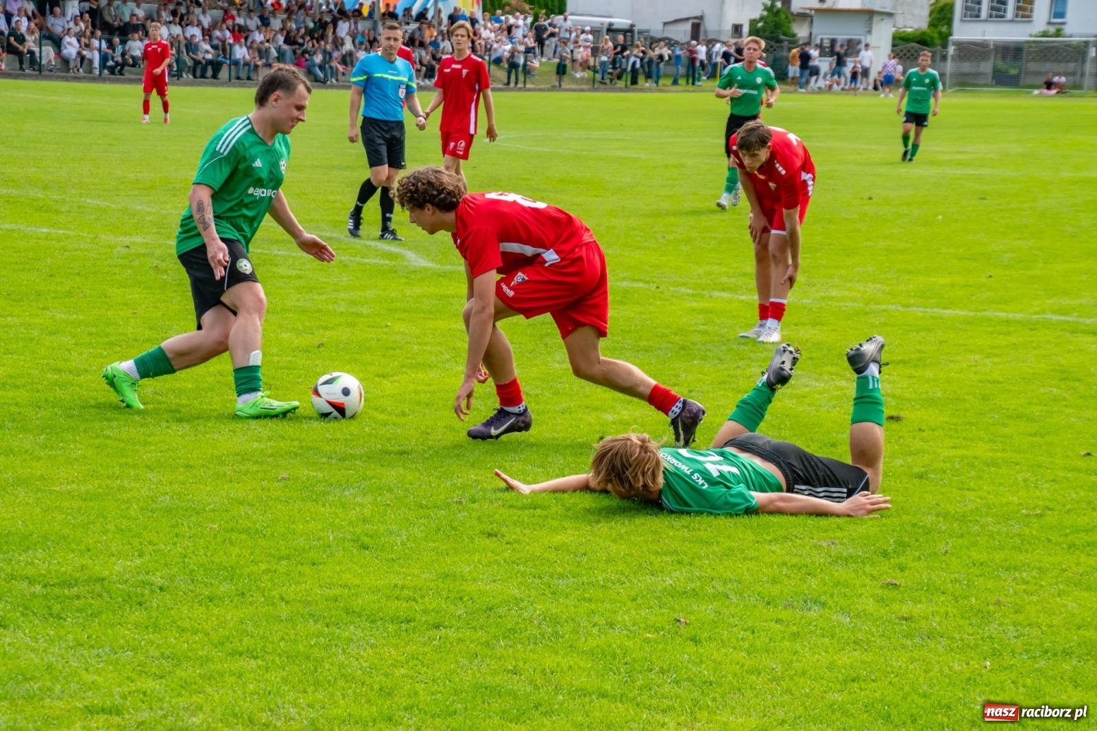 Zdjęcie w galerii na portalu naszraciborz.pl: LKS Tworków podejmował u siebie Górnika Zabrze. Walka była zacięta, wynik - nieprzeciętny [FOTO i WIDEO] wiadomości z regionu