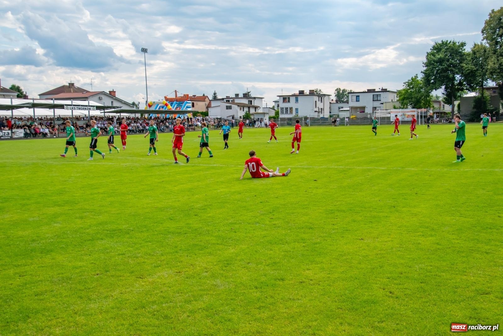 Zdjęcie w galerii na portalu naszraciborz.pl: LKS Tworków podejmował u siebie Górnika Zabrze. Walka była zacięta, wynik - nieprzeciętny [FOTO i WIDEO] wiadomości z regionu