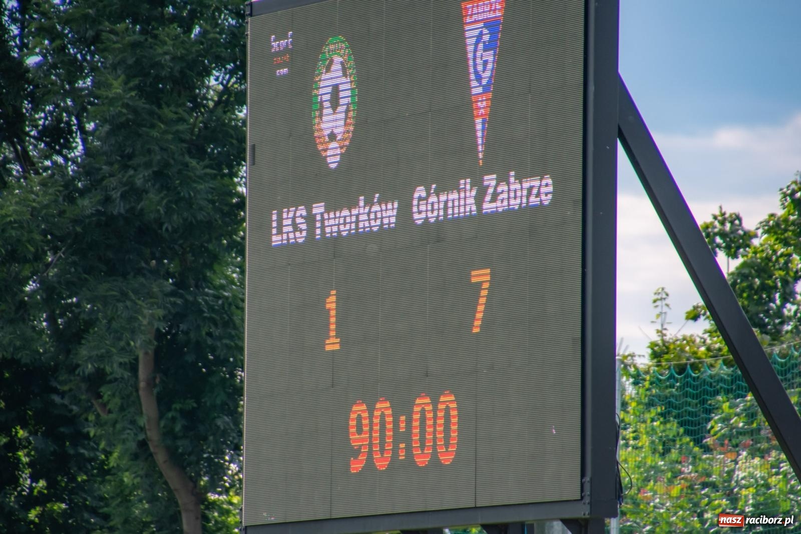 Zdjęcie w galerii na portalu naszraciborz.pl: LKS Tworków podejmował u siebie Górnika Zabrze. Walka była zacięta, wynik - nieprzeciętny [FOTO i WIDEO] wiadomości z regionu