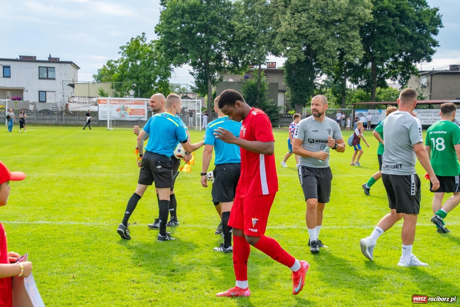 Zdjęcie w galerii na portalu naszraciborz.pl: LKS Tworków podejmował u siebie Górnika Zabrze. Walka była zacięta, wynik - nieprzeciętny [FOTO i WIDEO] wiadomości z regionu