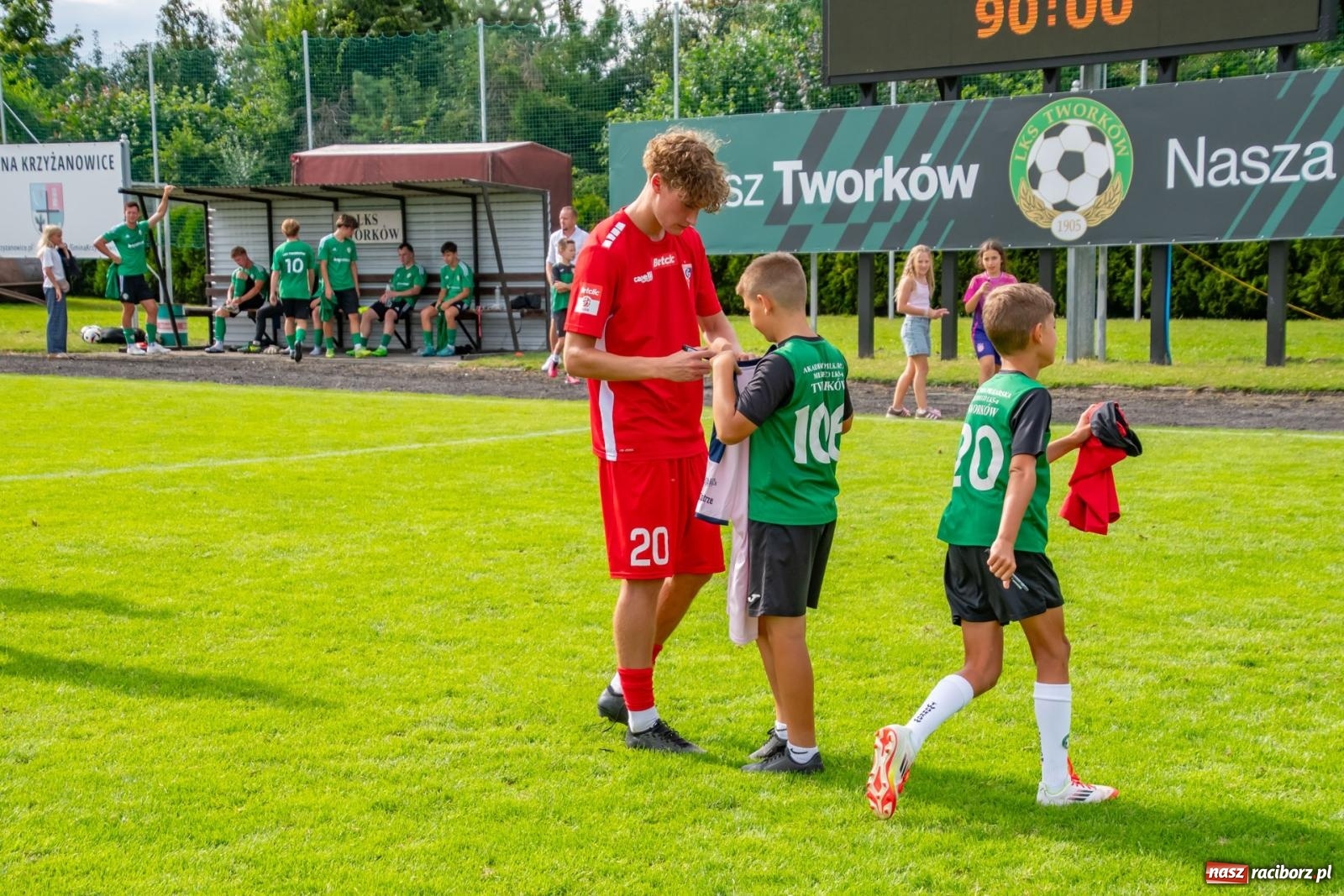 Zdjęcie w galerii na portalu naszraciborz.pl: LKS Tworków podejmował u siebie Górnika Zabrze. Walka była zacięta, wynik - nieprzeciętny [FOTO i WIDEO] wiadomości z regionu