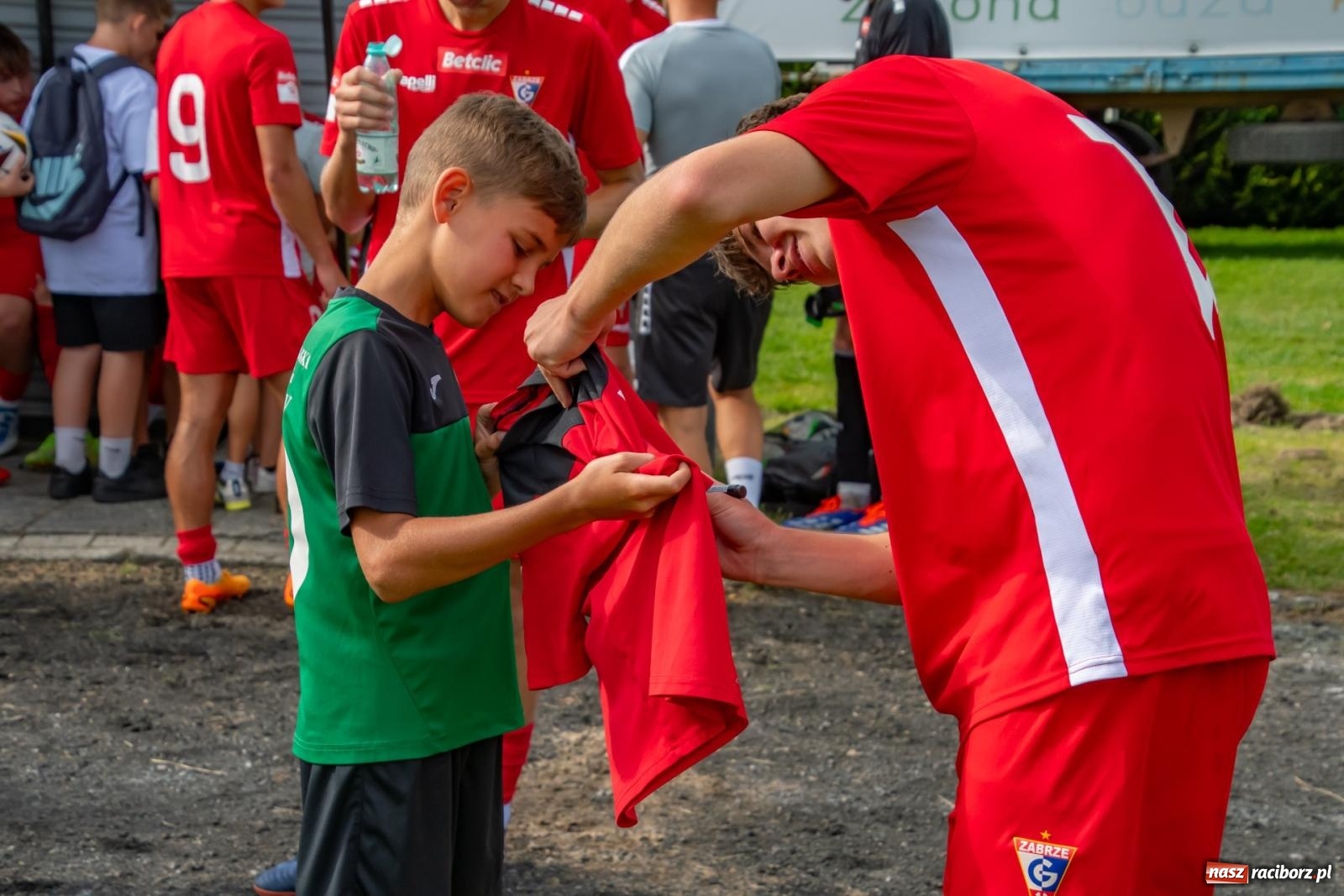 Zdjęcie w galerii na portalu naszraciborz.pl: LKS Tworków podejmował u siebie Górnika Zabrze. Walka była zacięta, wynik - nieprzeciętny [FOTO i WIDEO] wiadomości z regionu