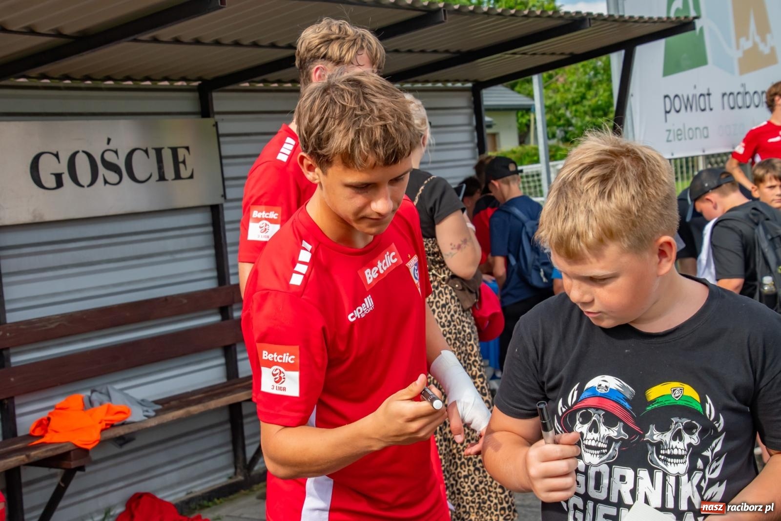 Zdjęcie w galerii na portalu naszraciborz.pl: LKS Tworków podejmował u siebie Górnika Zabrze. Walka była zacięta, wynik - nieprzeciętny [FOTO i WIDEO] wiadomości z regionu