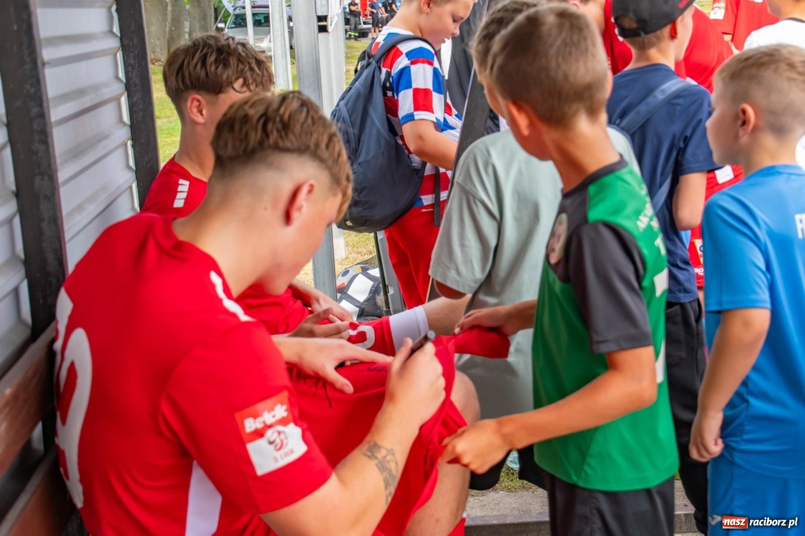 Zdjęcie w galerii na portalu naszraciborz.pl: LKS Tworków podejmował u siebie Górnika Zabrze. Walka była zacięta, wynik - nieprzeciętny [FOTO i WIDEO] wiadomości z regionu